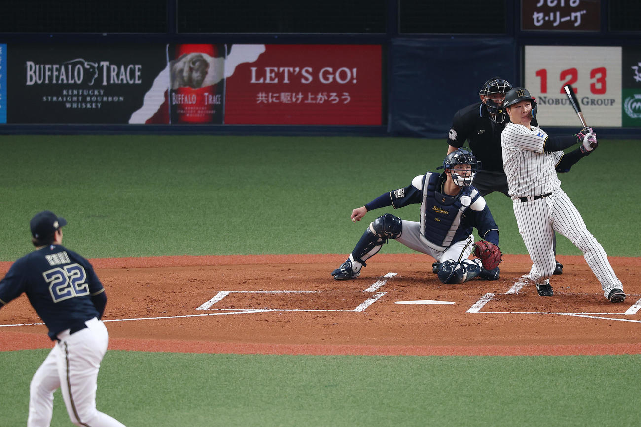 阪神対オリックス　1回裏阪神2死二、三塁、左翼線へ逆転の2点適時二塁打を放つ大山。投手九里（撮影・前田充）