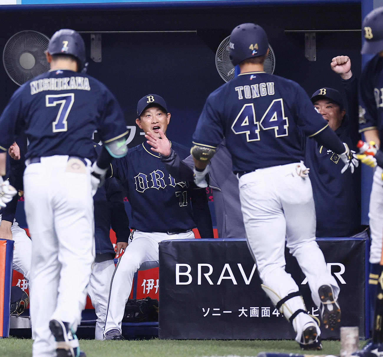 オリックス対阪神　4回表オリックス1死、左越え本塁打を放った頓宮を出迎える岸田監督（左から2人目）（撮影・藤尾明華）
