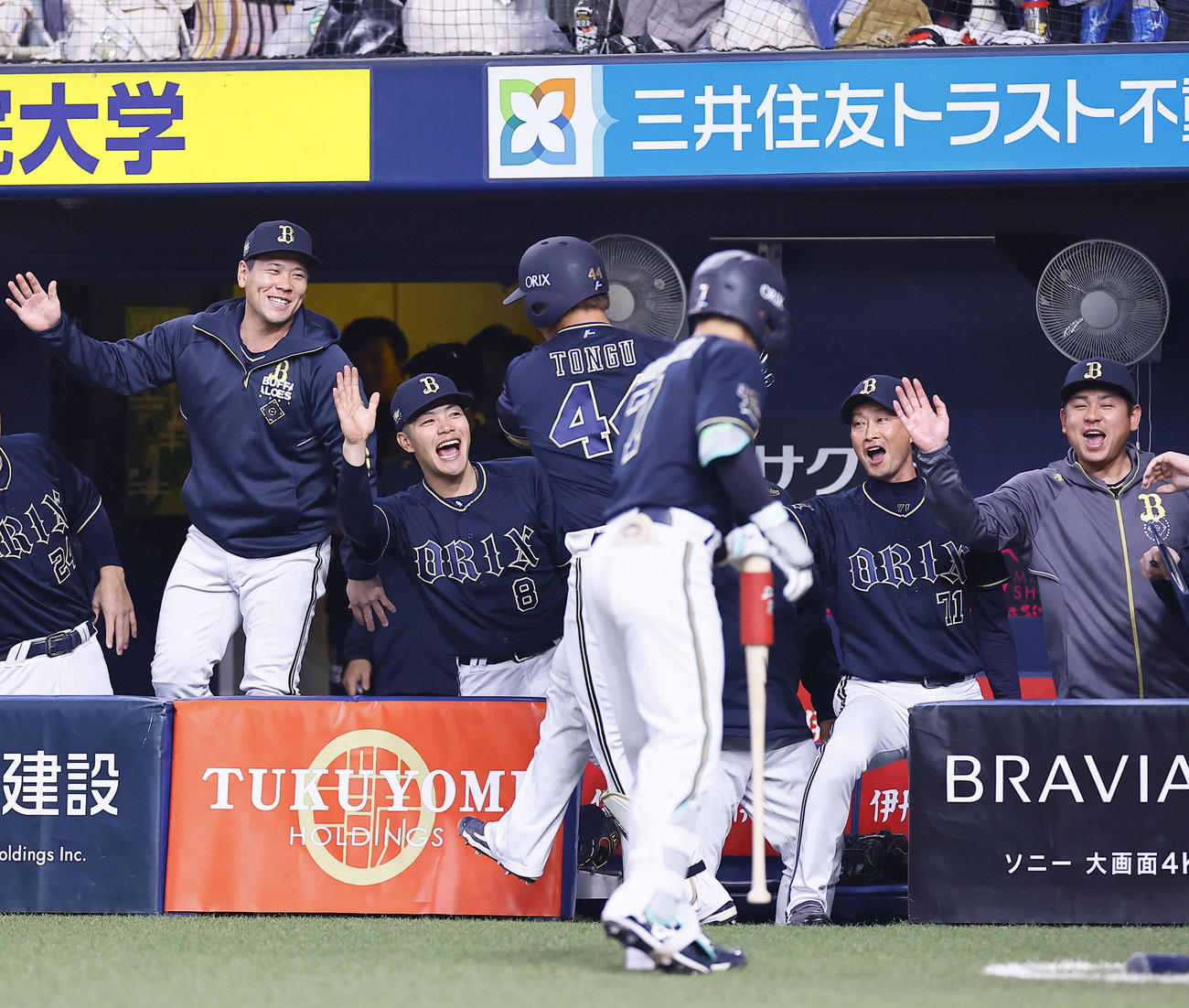 オリックス対阪神　4回表オリックス1死、左越え本塁打を放った頓宮を出迎える岸田監督（右から2人目）（撮影・藤尾明華）
