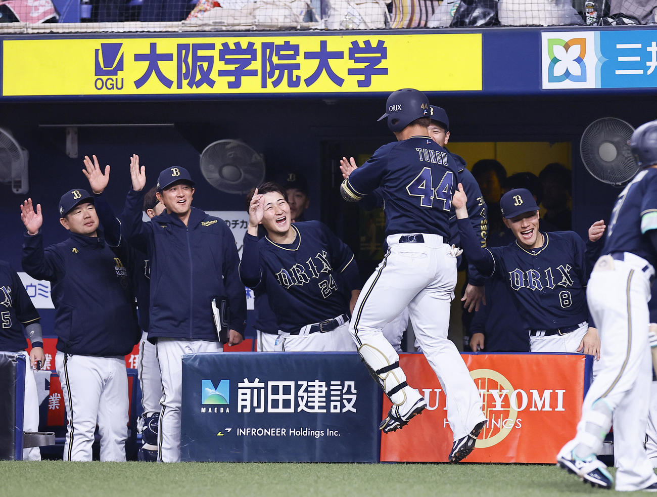 オリックス対阪神　4回表オリックス1死、左越え本塁打を放った頓宮を出迎える紅林（中央）（撮影・藤尾明華）