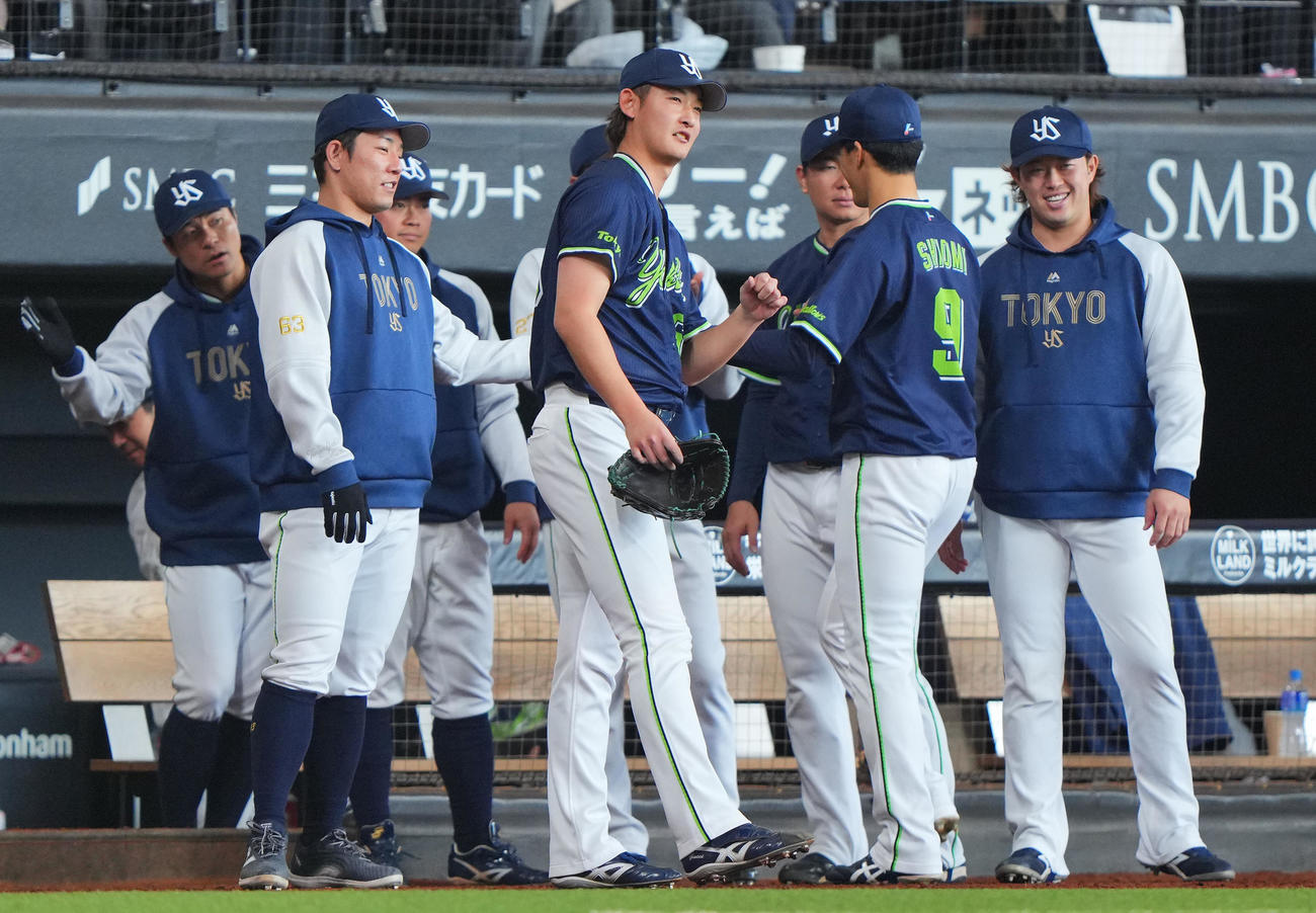 日本ハム対ヤクルト　4回裏日本ハムの攻撃を無失点に抑え笑顔でナインとタッチを交わすヤクルト阪口（中央）（撮影・垰建太）