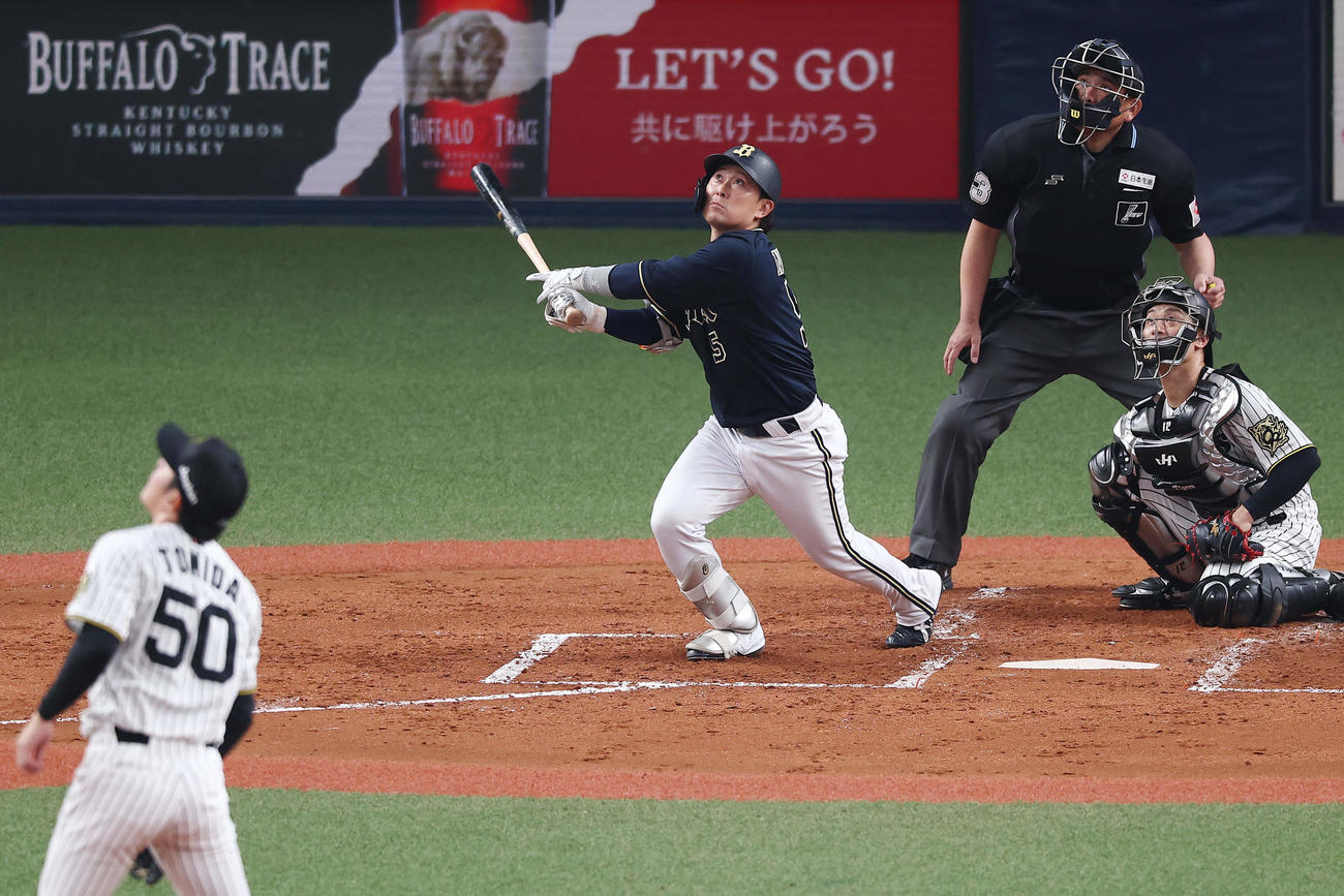 阪神対オリックス　3回表オリックス1死一、三塁、同点の右犠飛を放つ西野。投手富田（撮影・前田充）