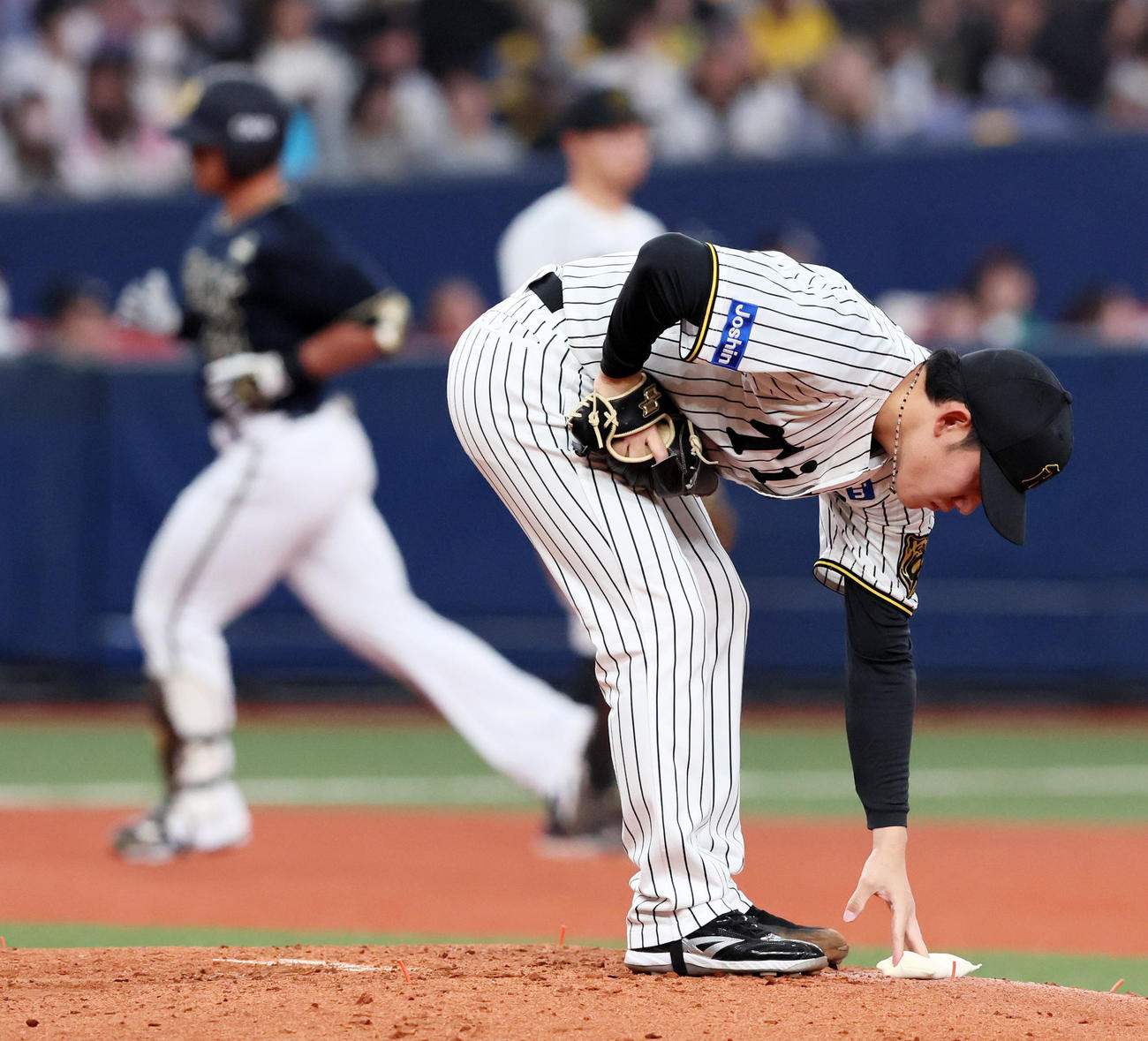 阪神対オリックス　4回表オリックス1死、富田は頓宮に左越えソロ本塁打を浴びる（撮影・加藤哉）