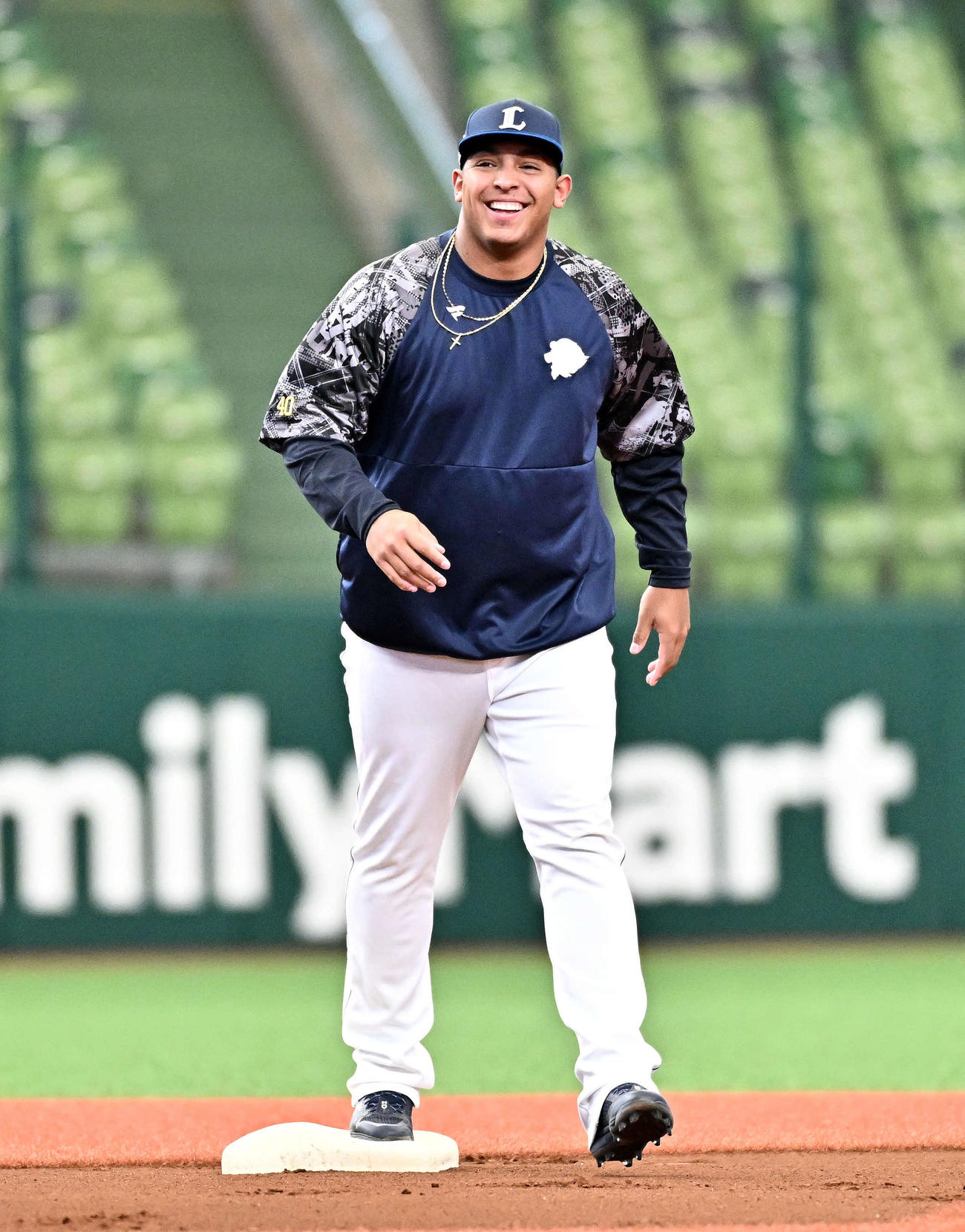 西武対DeNA　試合前練習で笑顔の西武セデーニョ（撮影・滝沢徹郎）