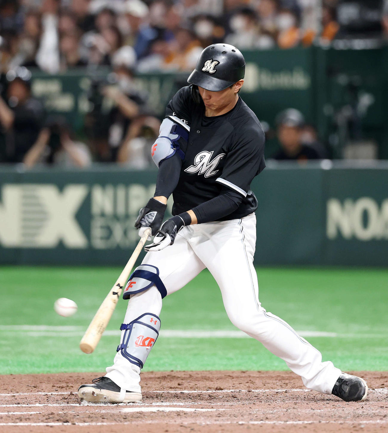 巨人対ロッテ　7回表ロッテ1死、藤原は中越えランニング本塁打を放つ（撮影・鈴木正人）　