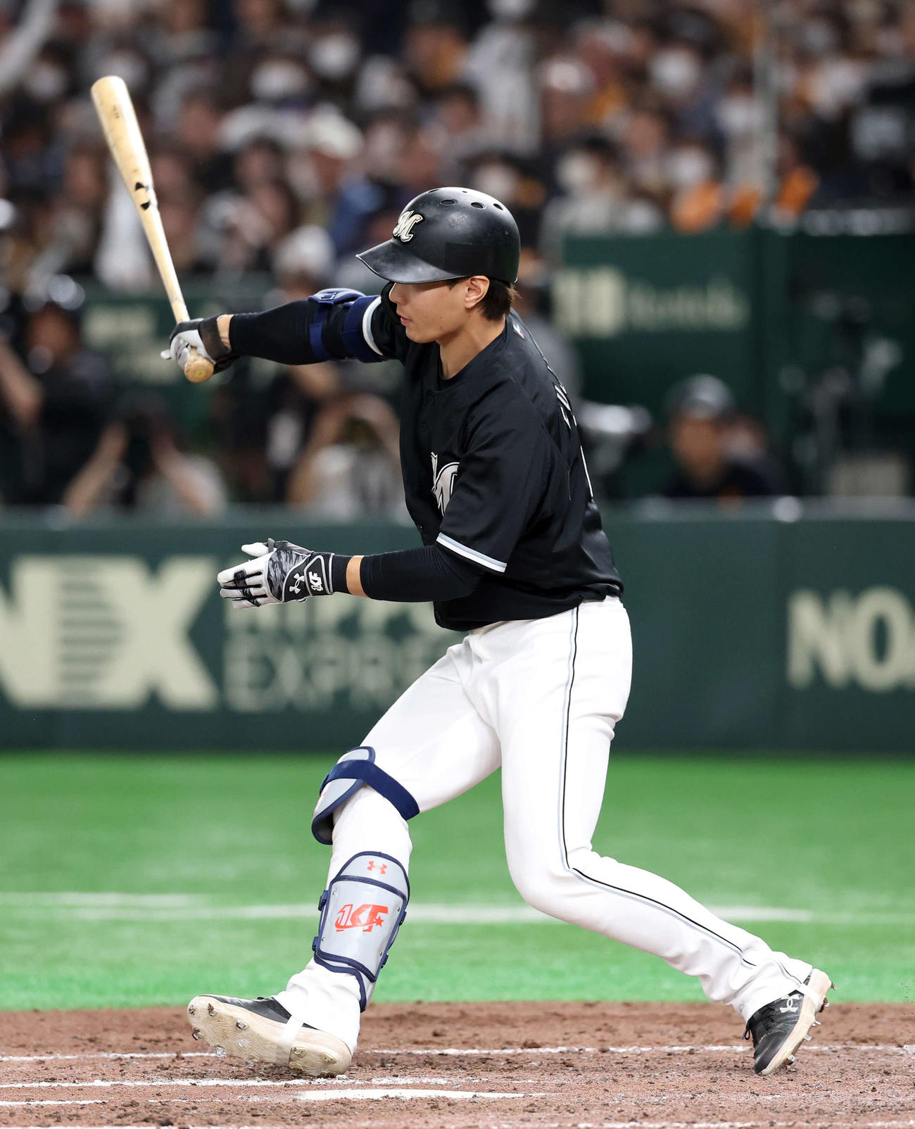 巨人対ロッテ　7回表ロッテ1死、藤原は中越えランニング本塁打を放つ（撮影・鈴木正人）　