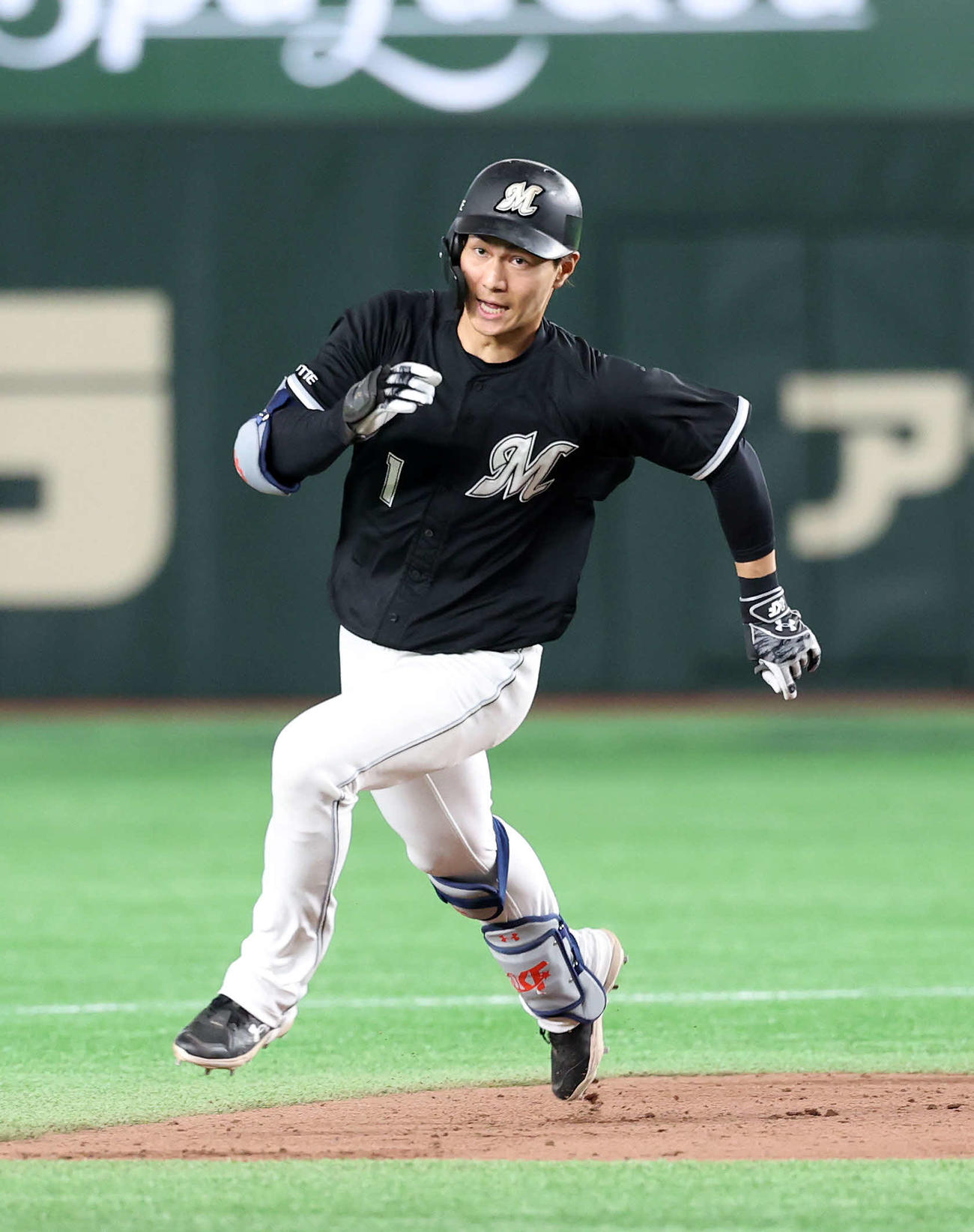 巨人対ロッテ　7回表ロッテ1死、藤原は中越えランニング本塁打を放つ（撮影・鈴木正人）　