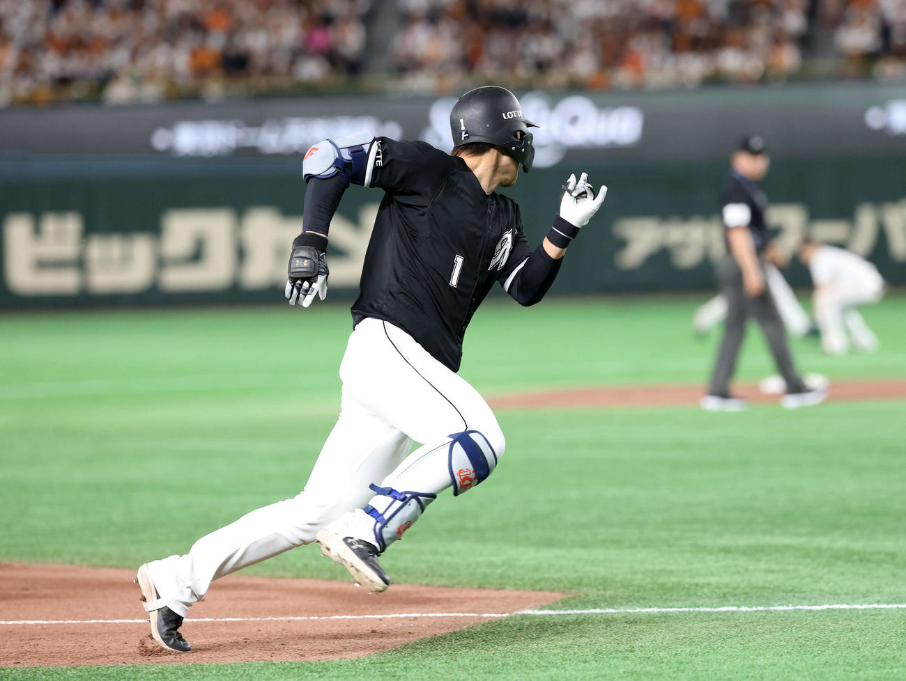 巨人対ロッテ　7回表ロッテ1死、藤原は中越えランニング本塁打を放つ（撮影・鈴木正人）　