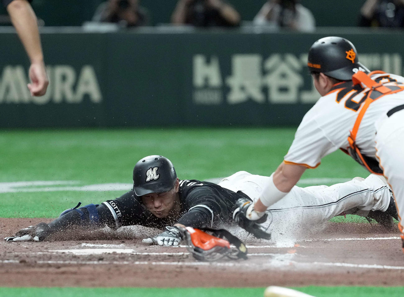 巨人対ロッテ　7回表ロッテ1死、右越えにランニングホームランを放った藤原（撮影・たえ見朱実）