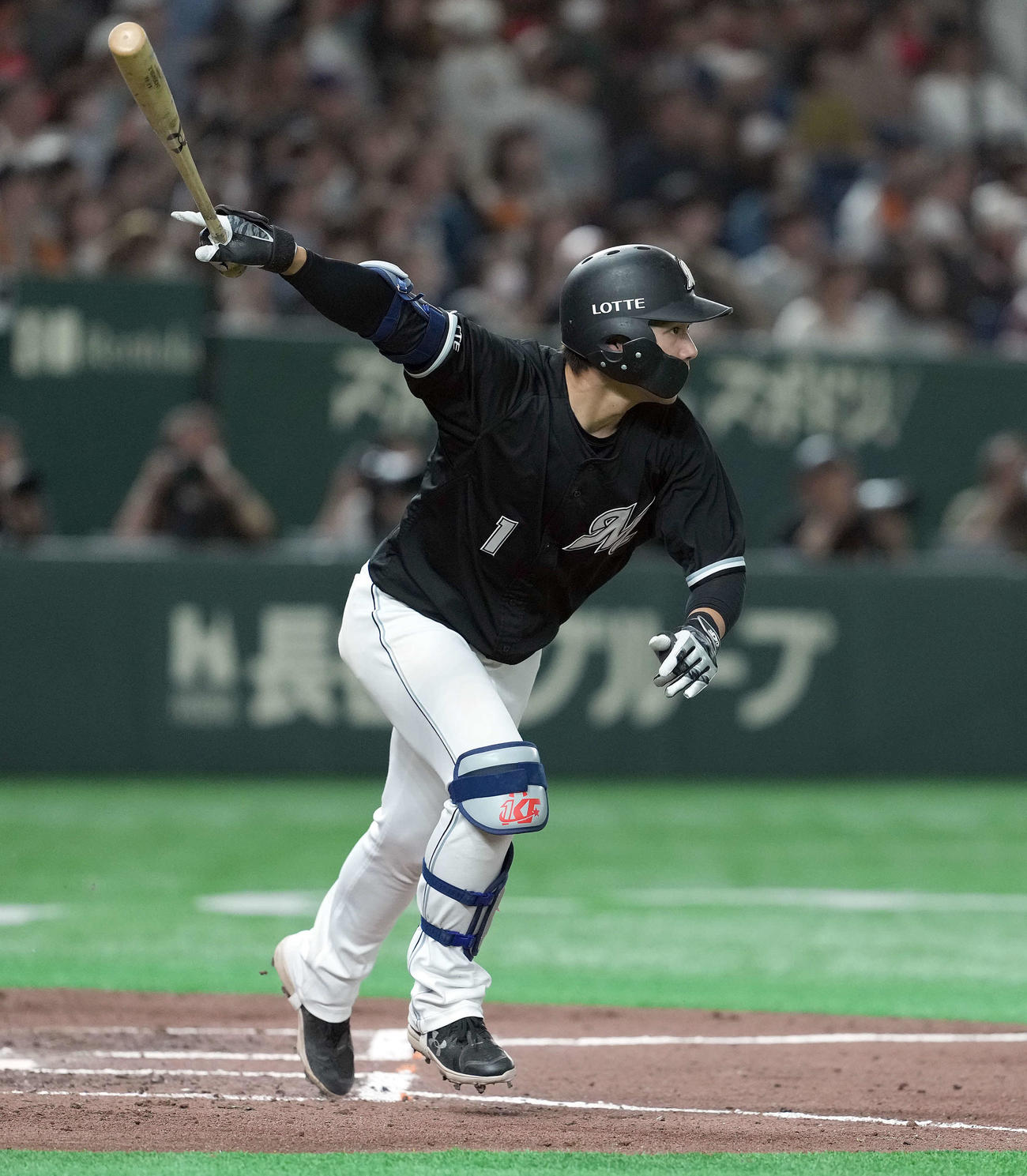 巨人対ロッテ　7回表ロッテ1死、右越えにランニングホームランを放った藤原（撮影・たえ見朱実）