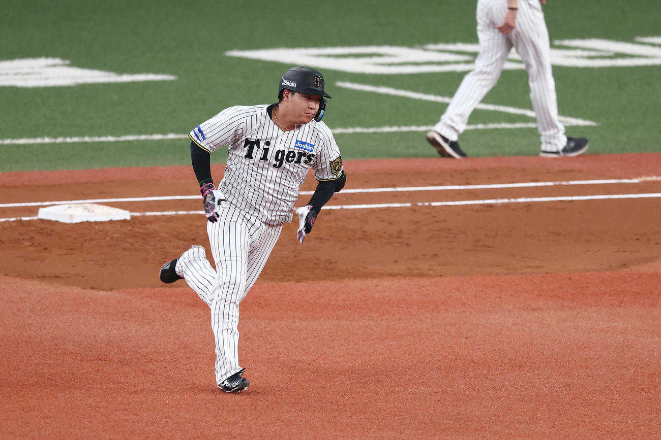 阪神対オリックス　1回裏阪神2死二、三塁、左翼線へ逆転の2点適時二塁打を放ち二塁へ向かう大山（撮影・前田充）