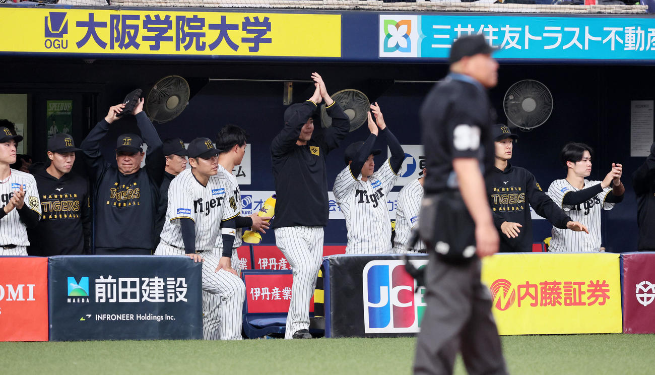 阪神対オリックス　1回裏阪神2死二、三塁、大山の左越え適時2点二塁打に盛り上がるベンチのナイン（撮影・加藤哉）