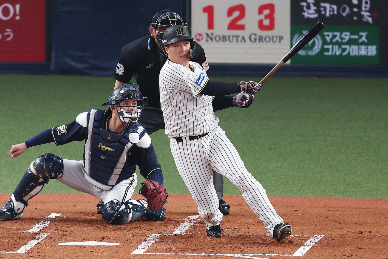 阪神対オリックス　1回裏阪神2死二、三塁、左翼線へ逆転の2点適時二塁打を放つ大山（撮影・前田充）
