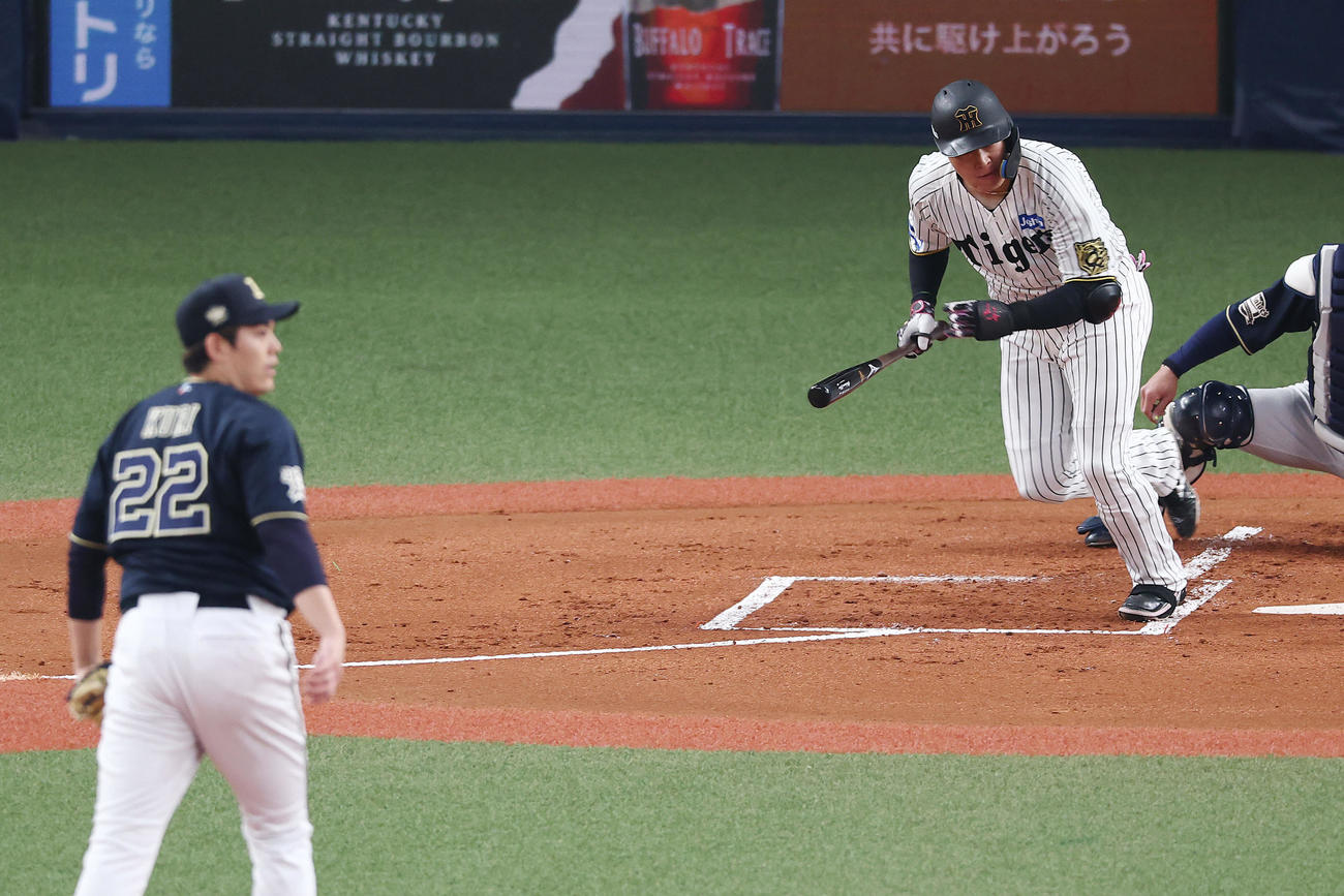 阪神対オリックス　1回裏阪神2死二、三塁、左翼線へ逆転の2点適時二塁打を放つ大山。投手九里（撮影・前田充）