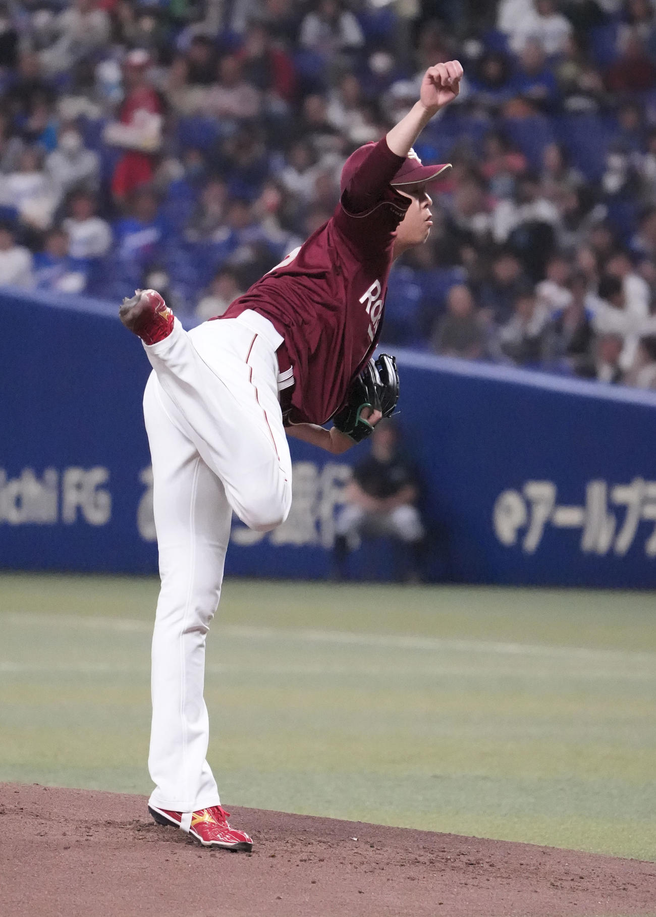 中日対楽天　1回裏、登板する楽天先発の松井（撮影・森本幸一）