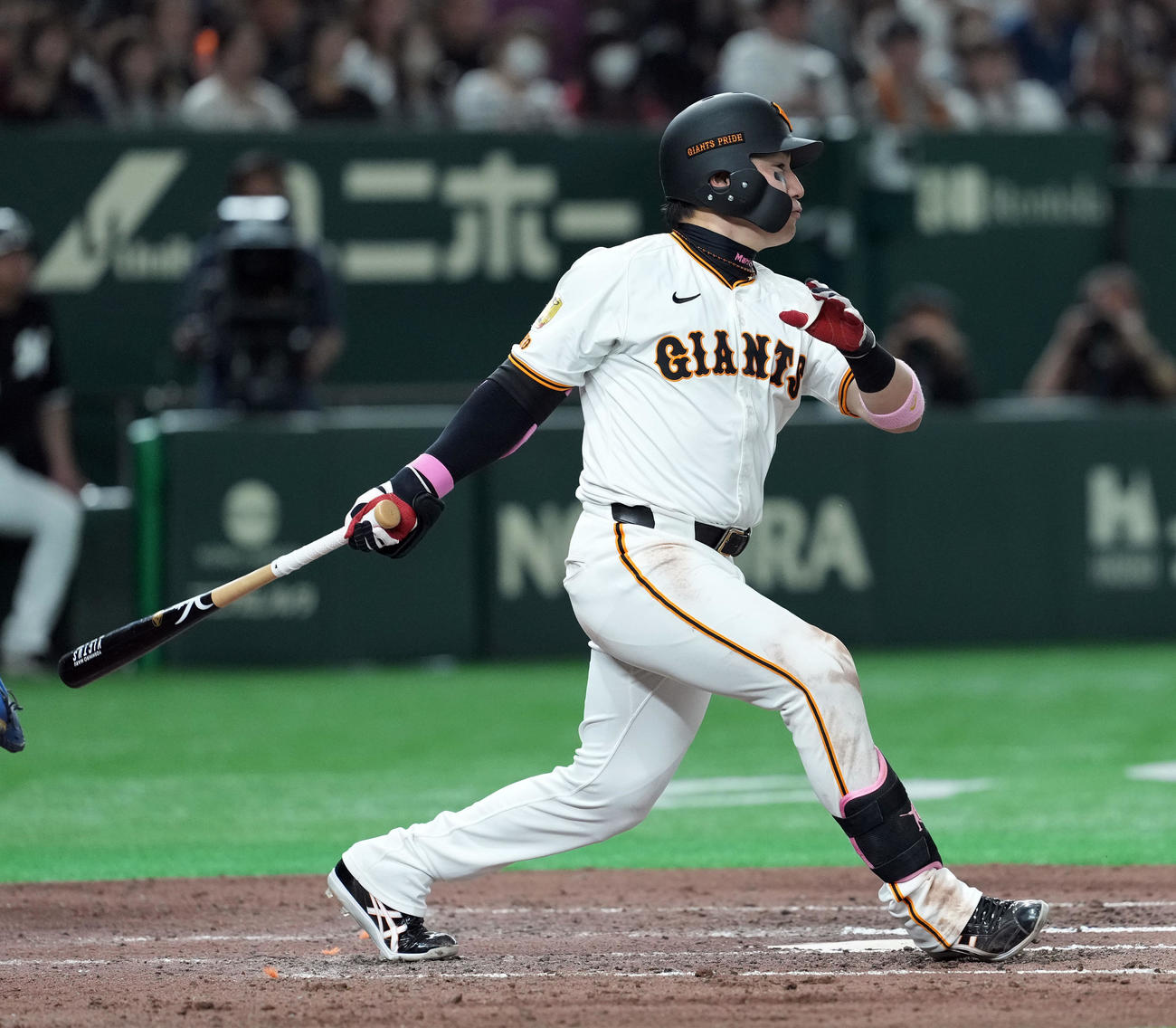 巨人対ロッテ　6回裏巨人2死二塁、右前に適時打を放つ丸（撮影・たえ見朱実）