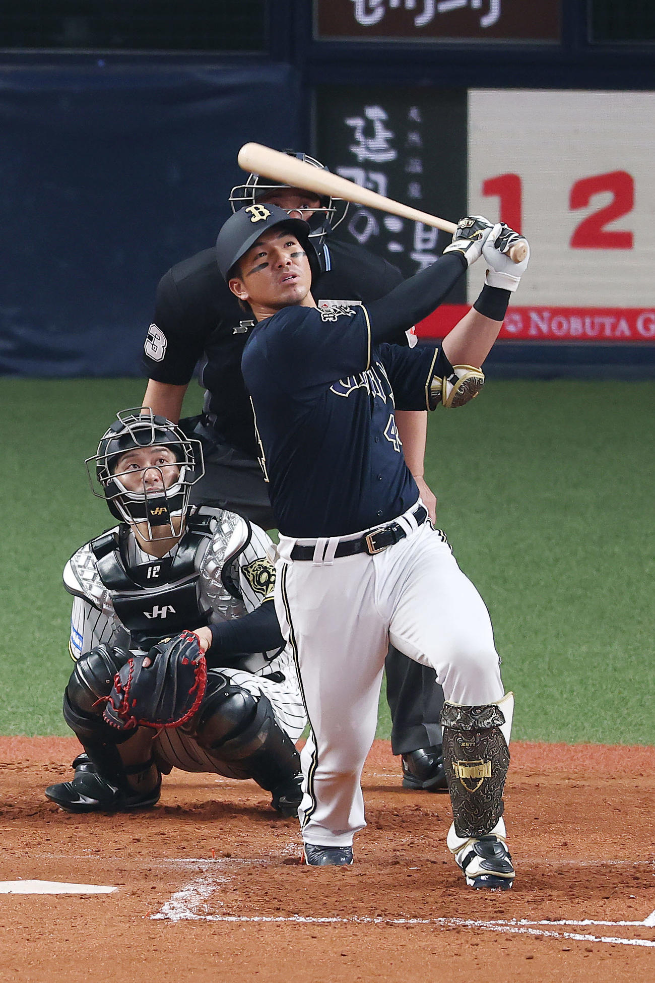 阪神対オリックス　4回表オリックス1死、左越え勝ち越し本塁打を放つ頓宮（撮影・前田充）