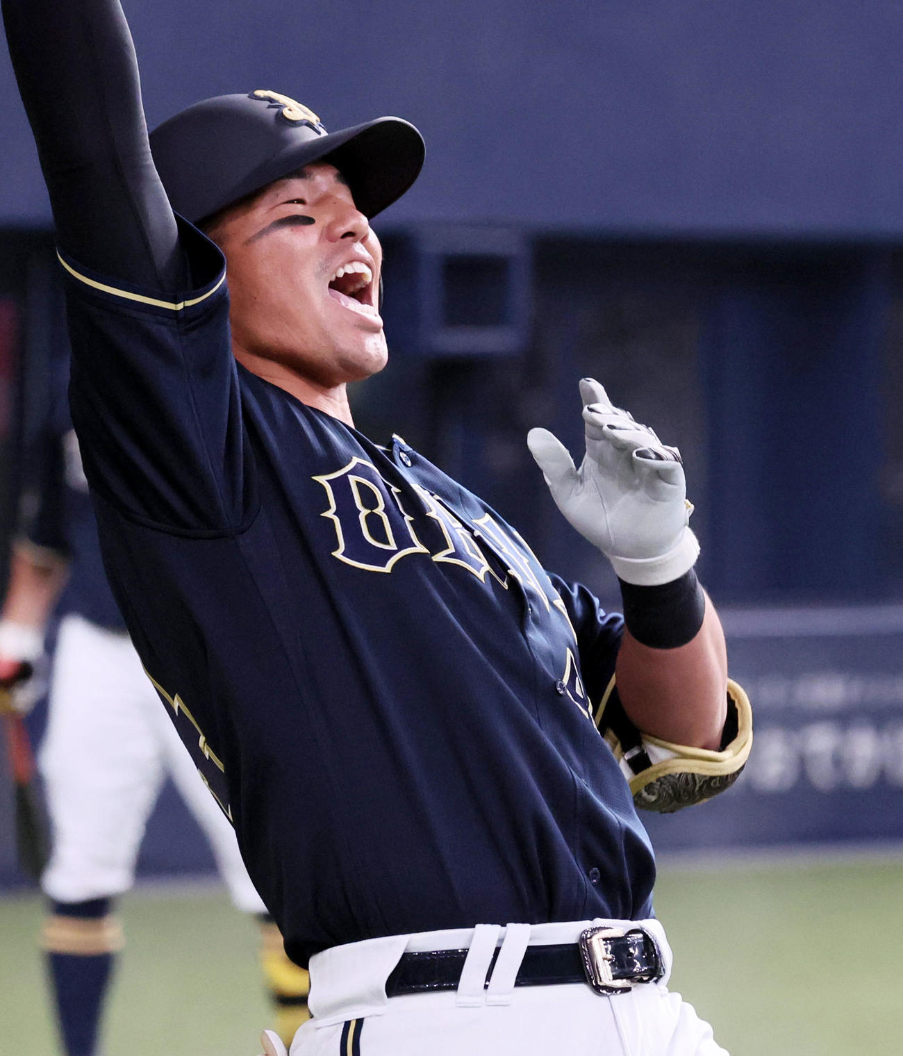 阪神対オリックス　4回表オリックス1死、頓宮は左越えソロ本塁打を放ちベンチ前で「ほいさー」を決める（撮影・加藤哉）