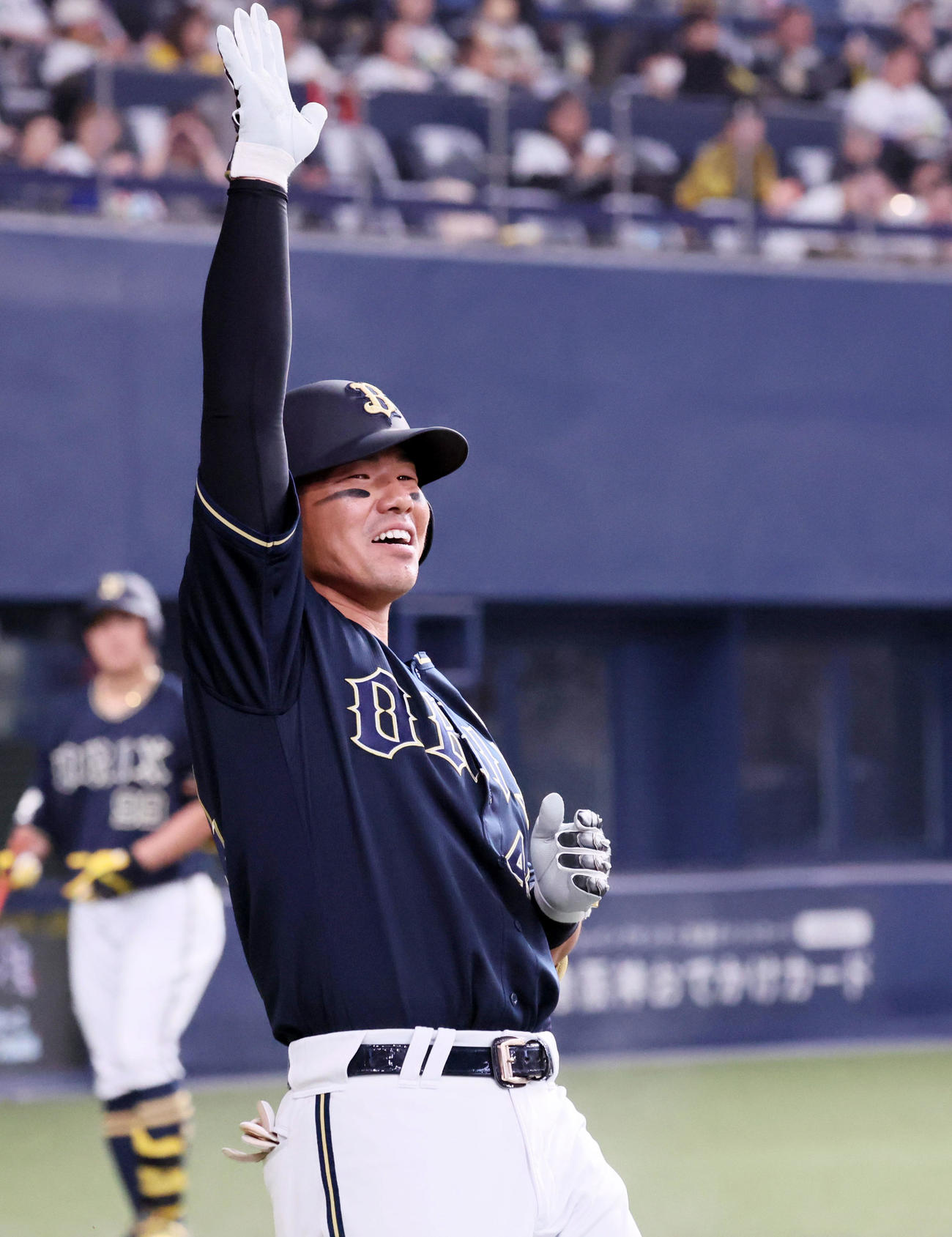 阪神対オリックス　4回表オリックス1死、頓宮は左越えソロ本塁打を放ちベンチ前で「ほいさー」を決める（撮影・加藤哉）