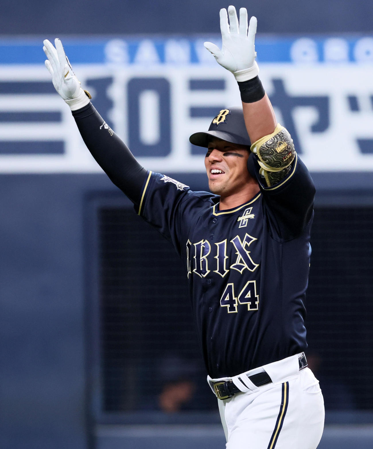 阪神対オリックス　4回表オリックス1死、頓宮は左越えソロ本塁打を放ち生還する（撮影・加藤哉）