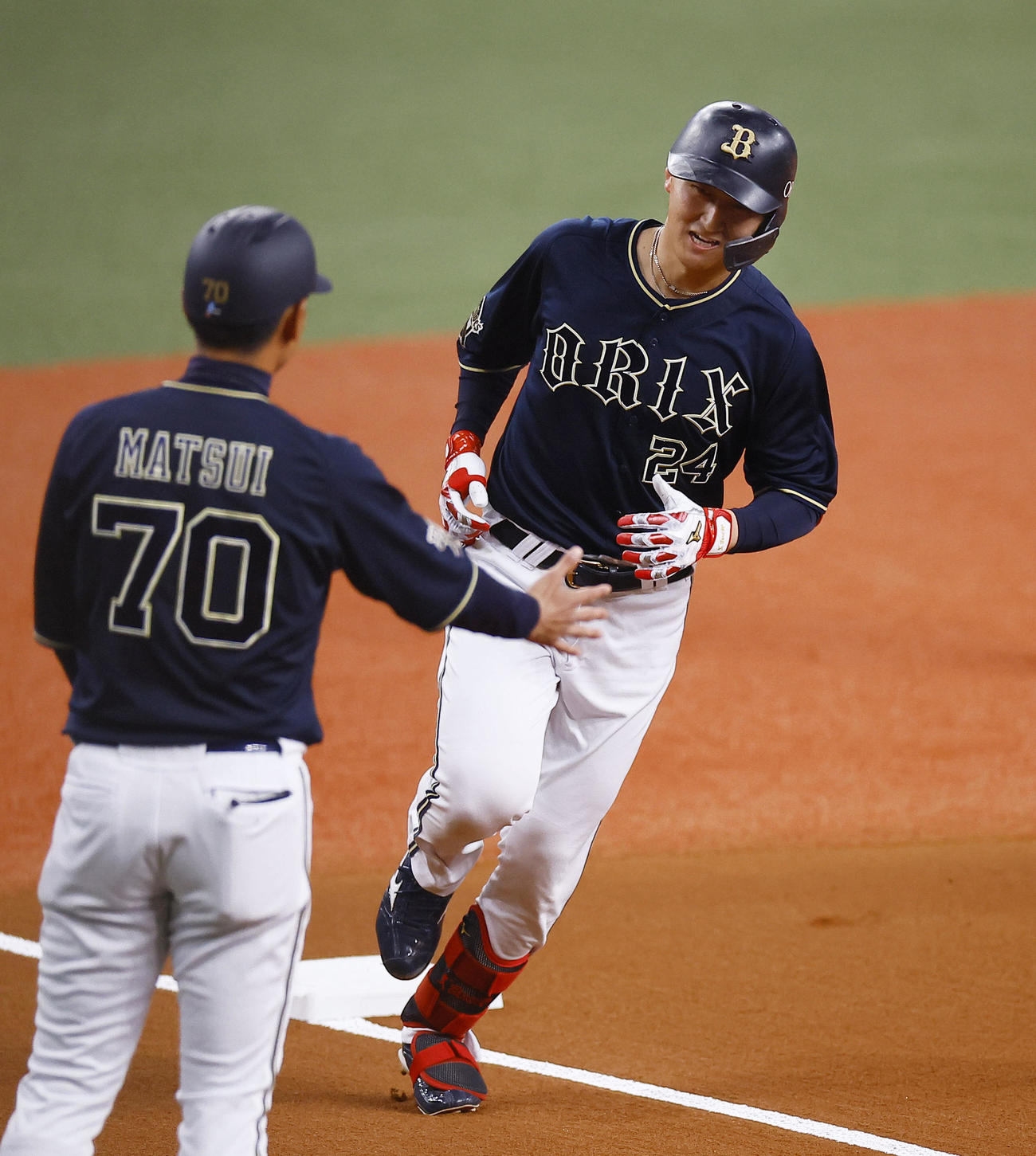 オリックス対阪神　1回表オリックス2死、紅林は右越えに本塁打を放ち三塁を回る（撮影・藤尾明華）