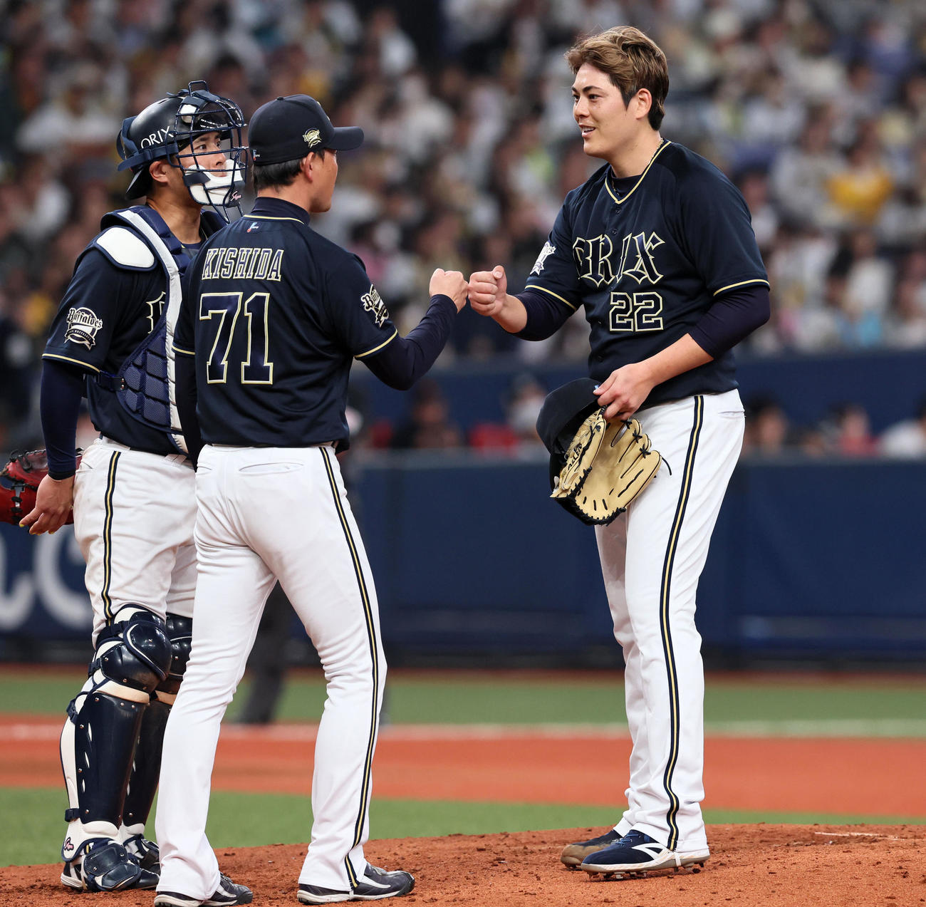 阪神対オリックス　4回表裏阪神2死一塁、打者坂本を迎えたところで岸田監督（左）は先発九里に降板を告げグータッチする（撮影・加藤哉）