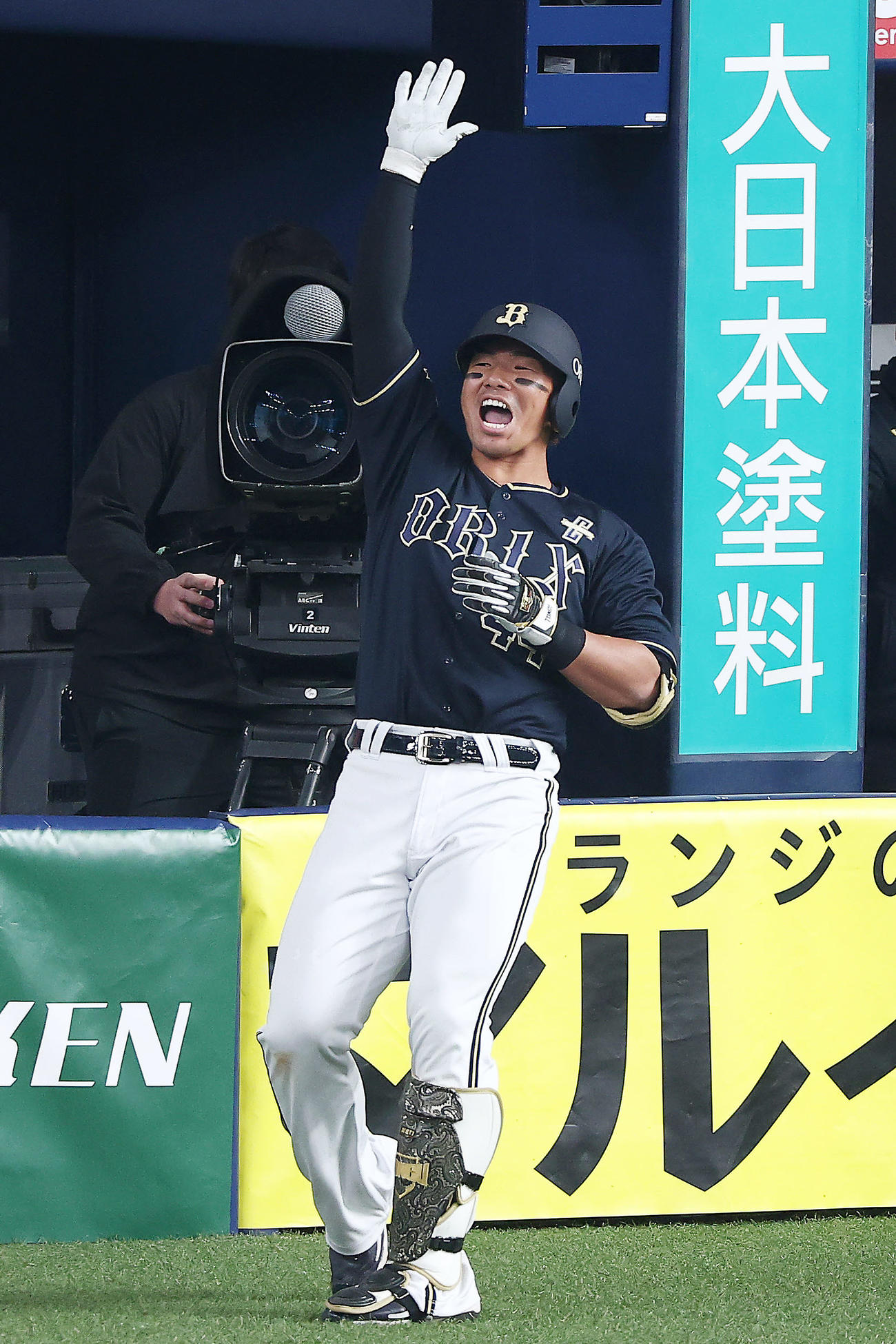 阪神対オリックス　4回表オリックス1死、勝ち越し本塁打を放ち、ポーズを決める頓宮（撮影・前田充）