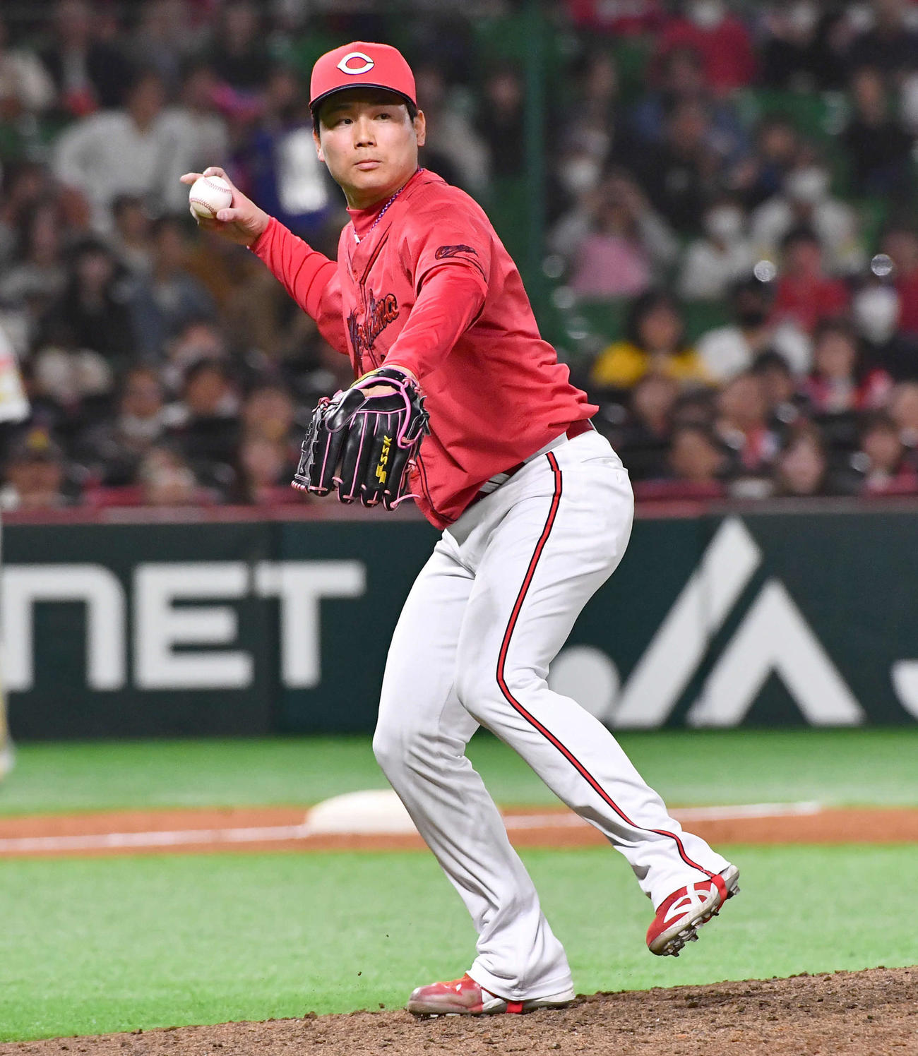 ソフトバンク対広島　9回裏ソフトバンク2死、石塚を投ゴロに抑えた栗林（撮影・岩下翔太）