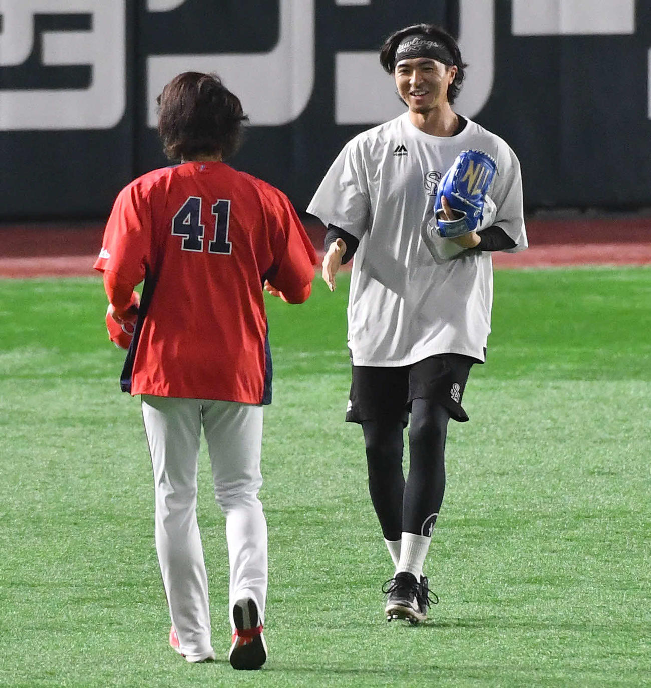 ソフトバンク対広島　試合前、広島鈴木（左）と笑顔で握手を交わすソフトバンク上沢（撮影・岩下翔太）