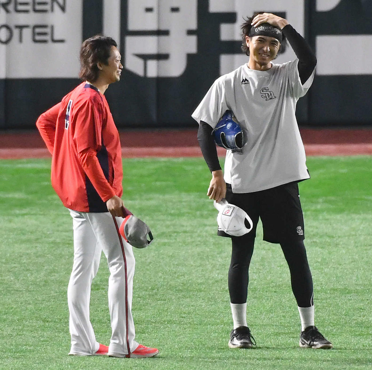 ソフトバンク対広島　試合前、広島鈴木（左）と談笑するソフトバンク上沢（撮影・岩下翔太）