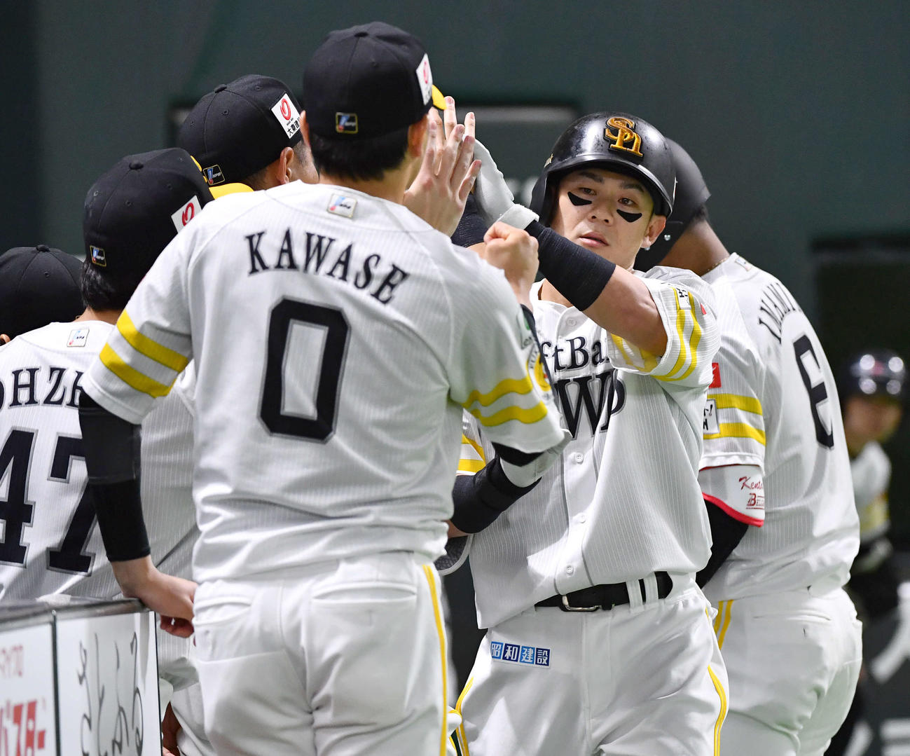 ソフトバンク対広島　4回裏ソフトバンク2死、右越え本塁打を放ち、ナインとタッチを交わす牧原大（撮影・岩下翔太）
