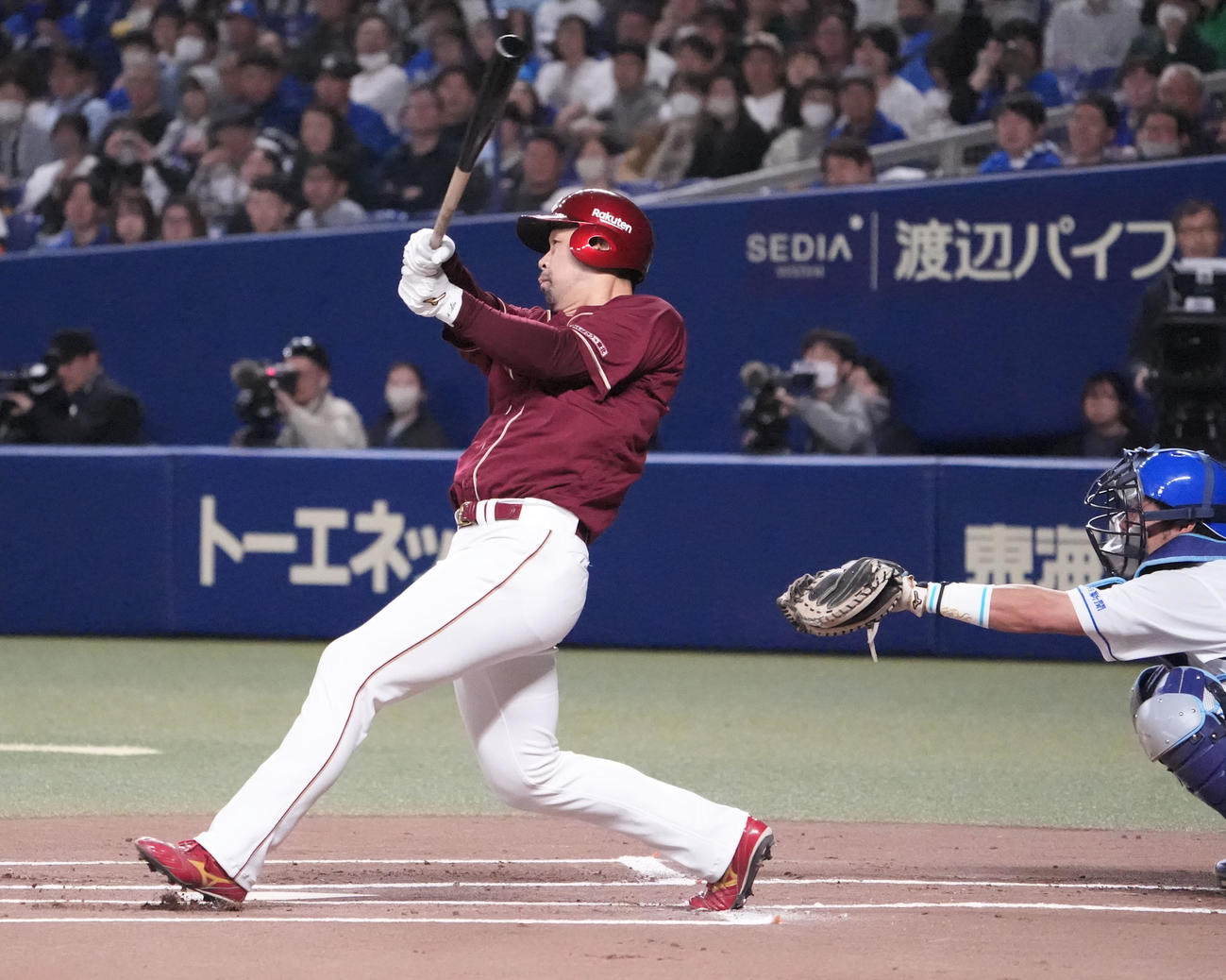 中日対楽天　1回表楽天2死一塁、中越え適時二塁打を放つ阿部（撮影・森本幸一）