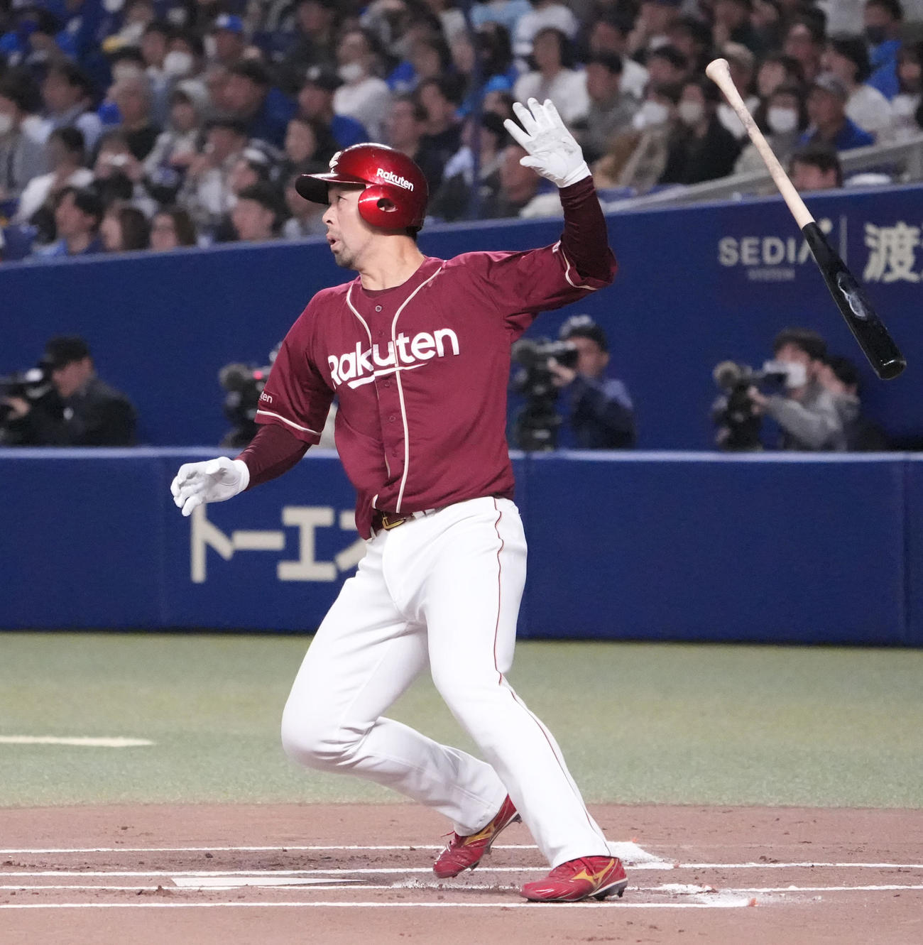 中日対楽天　1回表楽天2死一塁、中越え適時二塁打を放つ阿部（撮影・森本幸一）