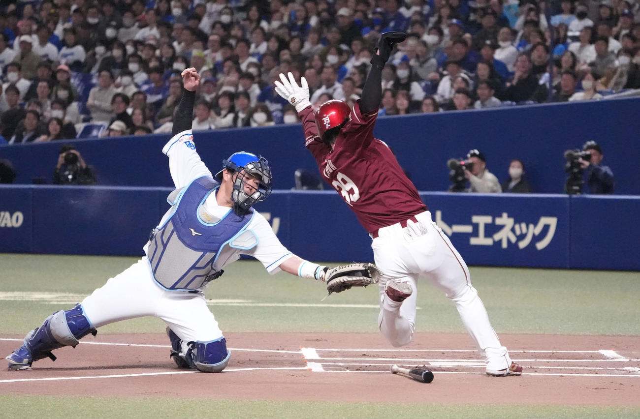 中日対楽天　1回表楽天2死一塁、阿部の中越え適時二塁打で生還する伊藤（右）捕手は木下（撮影・森本幸一）