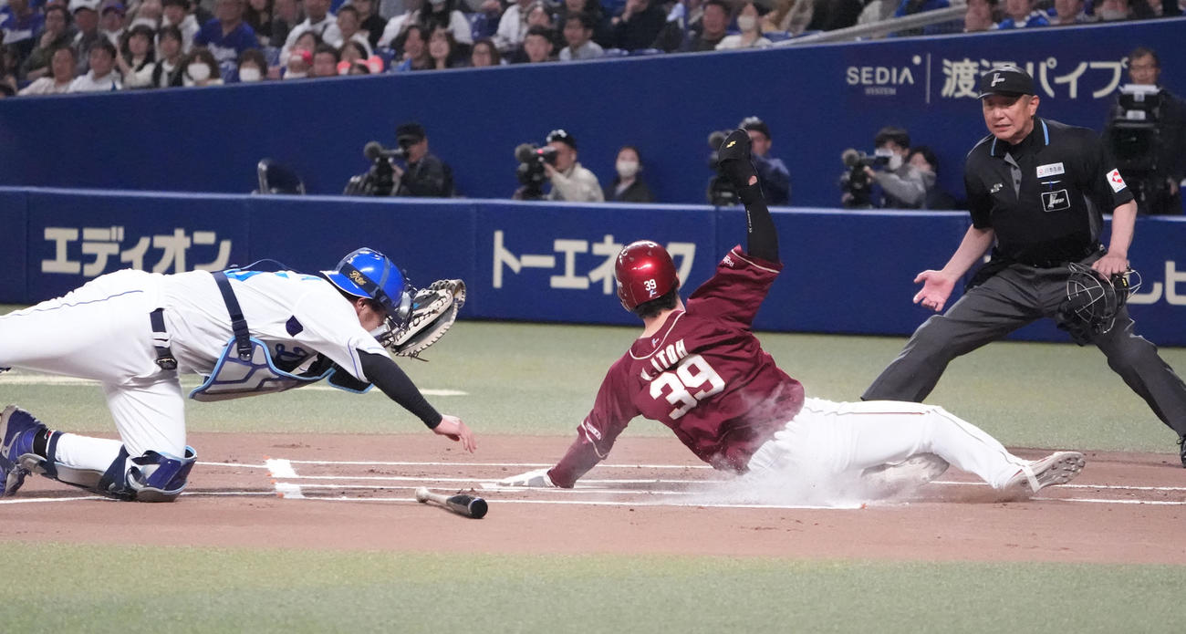 中日対楽天　1回表楽天2死一塁、阿部の中越え適時二塁打で生還する伊藤（右）捕手は木下（撮影・森本幸一）