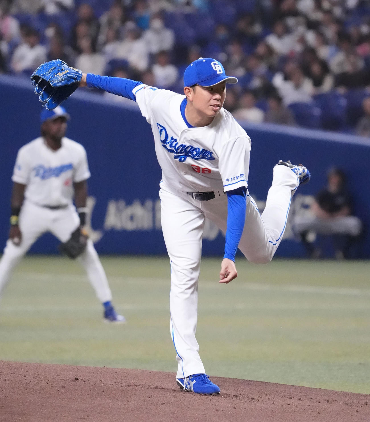 中日対楽天　1回表、登板する中日先発の松葉（撮影・森本幸一）