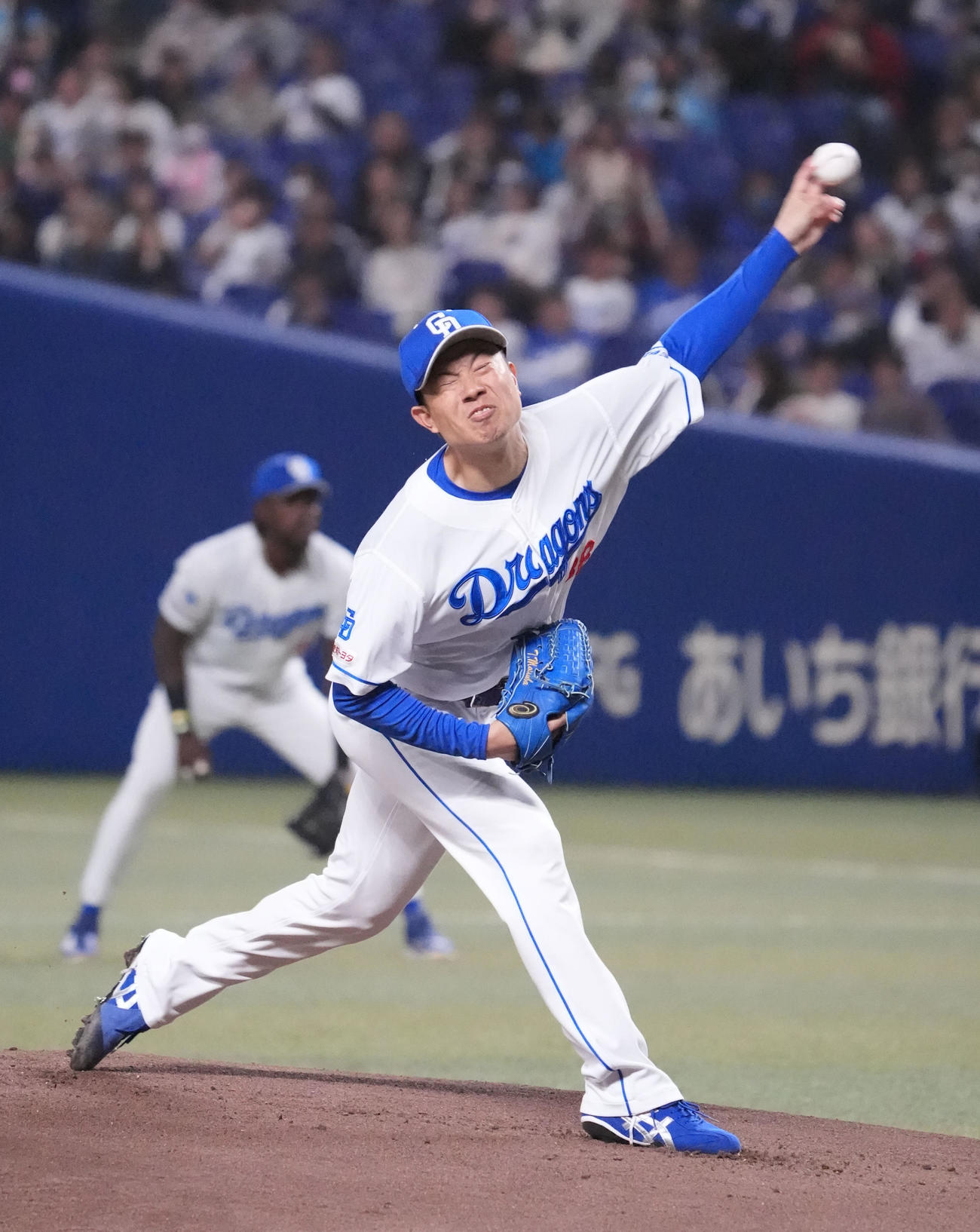 中日対楽天　1回表、登板する中日先発の松葉（撮影・森本幸一）