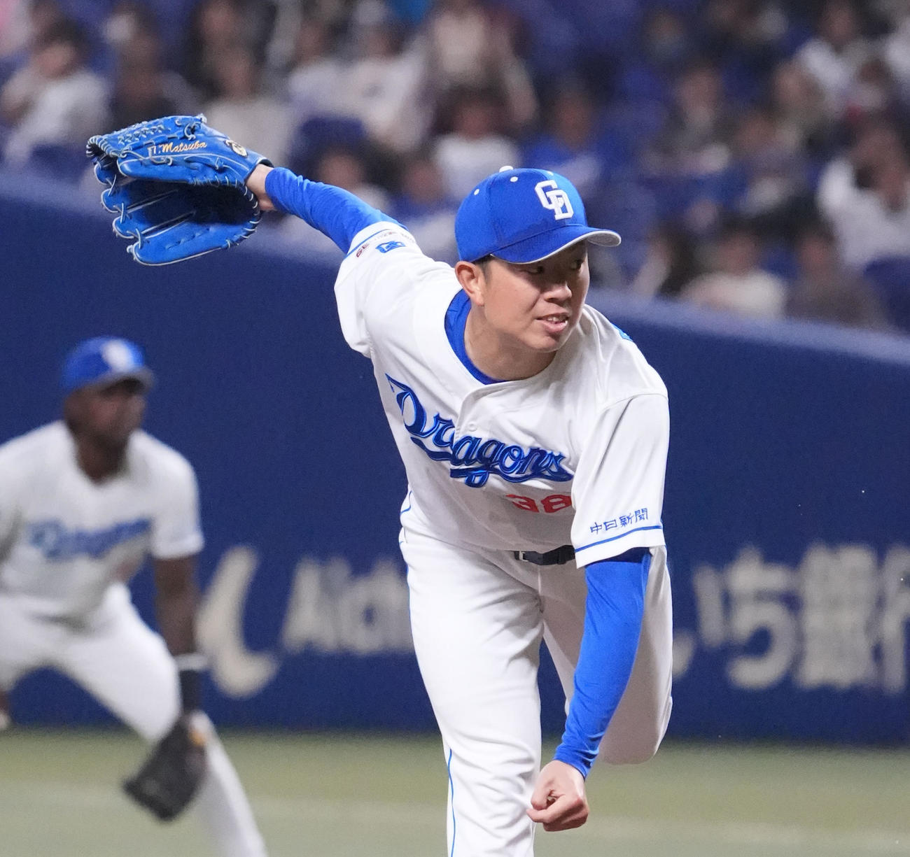 中日対楽天　1回表、登板する中日先発の松葉（撮影・森本幸一）