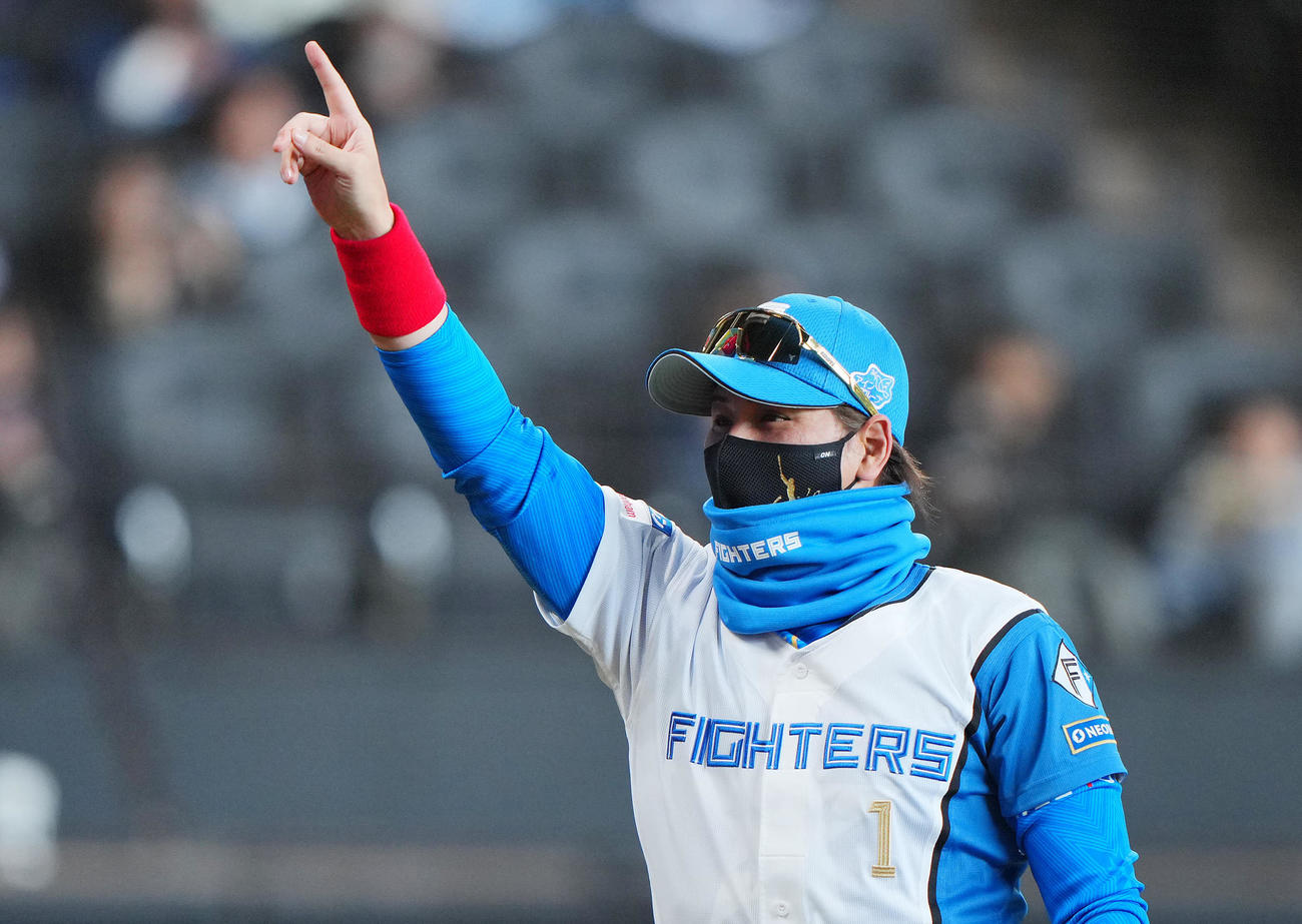 日本ハム対ヤクルト　人差し指を立てスタンドにアピールする日本ハム新庄監督（撮影・垰建太）