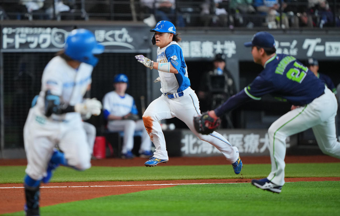 日本ハム対ヤクルト　2回裏日本ハム1死三塁、上川畑（手前）のスクイズで本塁を狙うもタッチアウトとなる田宮（中央）（撮影・垰建太）