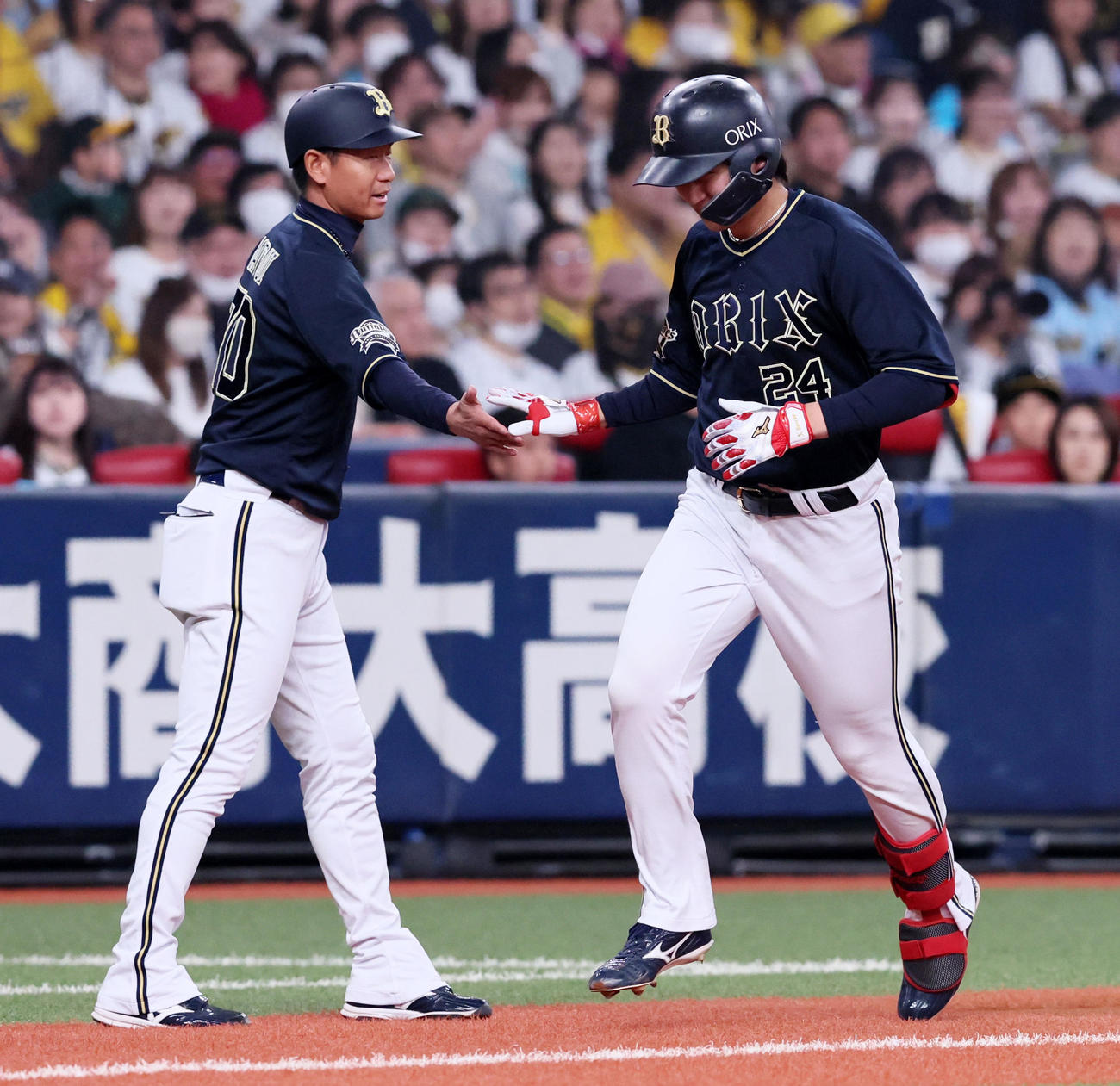 阪神対オリックス　1回表オリックス2死、紅林は右越えソロ本塁打を放ちダイヤモンドを1周する（撮影・加藤哉）