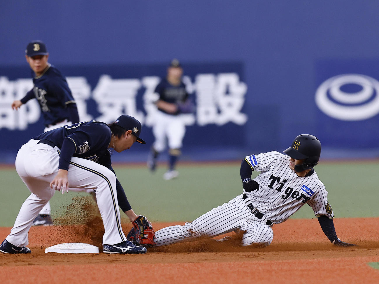 オリックス対阪神　2回裏阪神2死一塁、打者島田のとき坂本が二盗失敗する。野手紅林（撮影・藤尾明華）