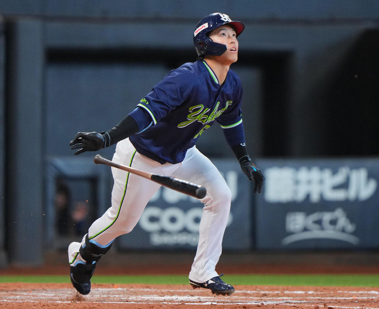 日本ハム対ヤクルト　8回表ヤクルト1死二塁、右越え2点本塁打を放つ武岡（撮影・垰建太）