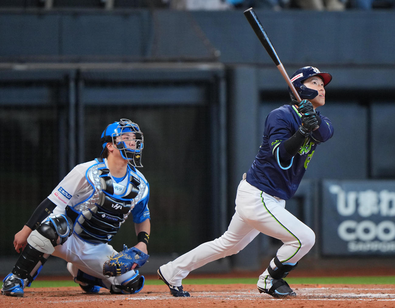 日本ハム対ヤクルト　8回表ヤクルト1死二塁、右越え2点本塁打を放つ武岡（撮影・垰建太）