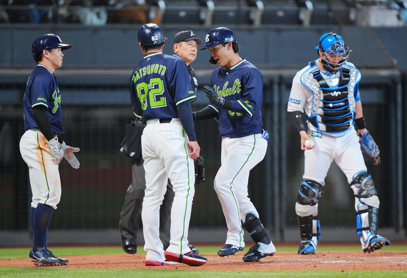 日本ハム対ヤクルト　8回表ヤクルト1死二塁、右越え2点本塁打を放ち笑顔を見せる武岡（中央右）（撮影・垰建太）