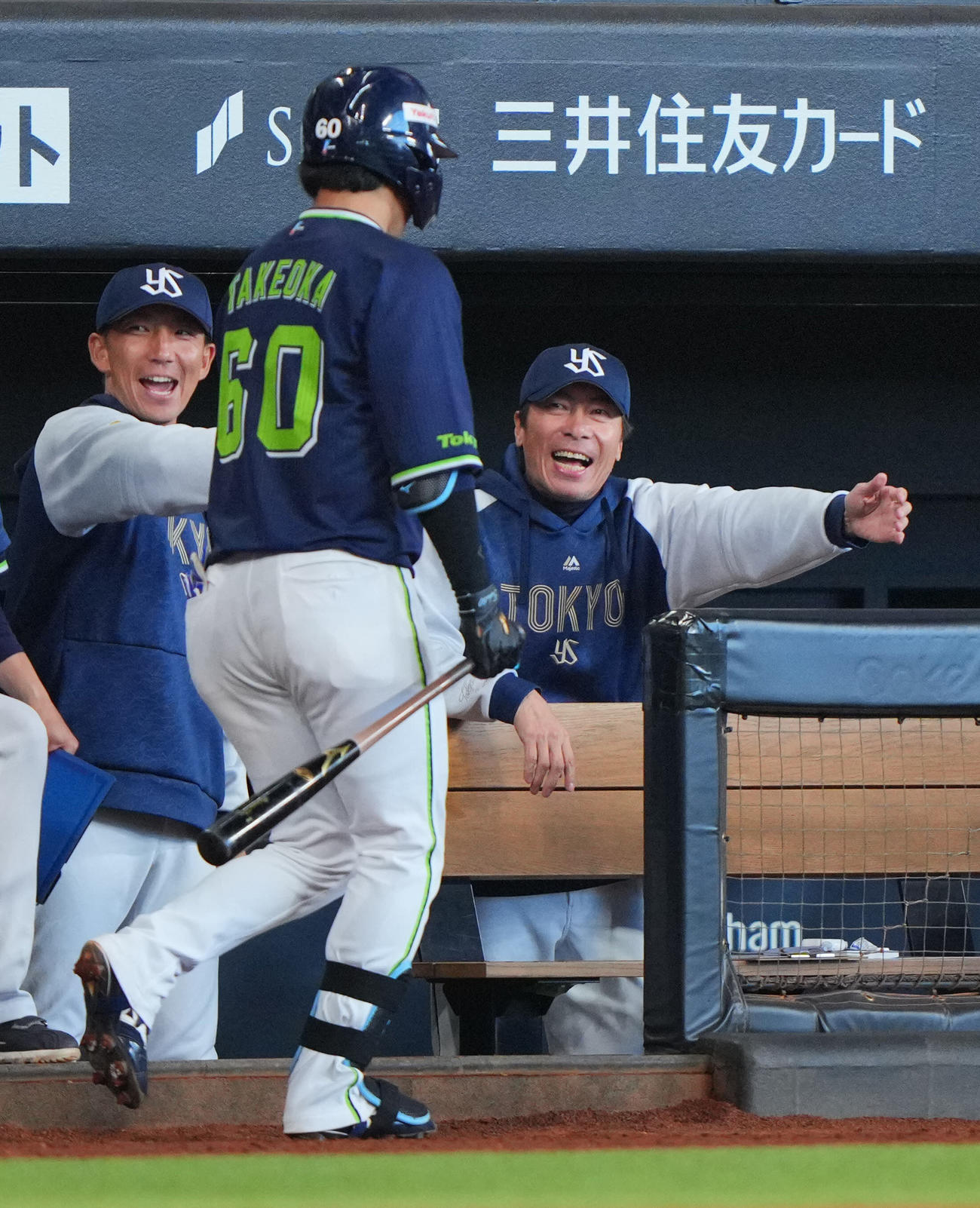 日本ハム対ヤクルト　8回表ヤクルト1死二塁、右越え2点本塁打を放った武岡（手前）を笑顔で迎える高津監督（右）（撮影・垰建太）