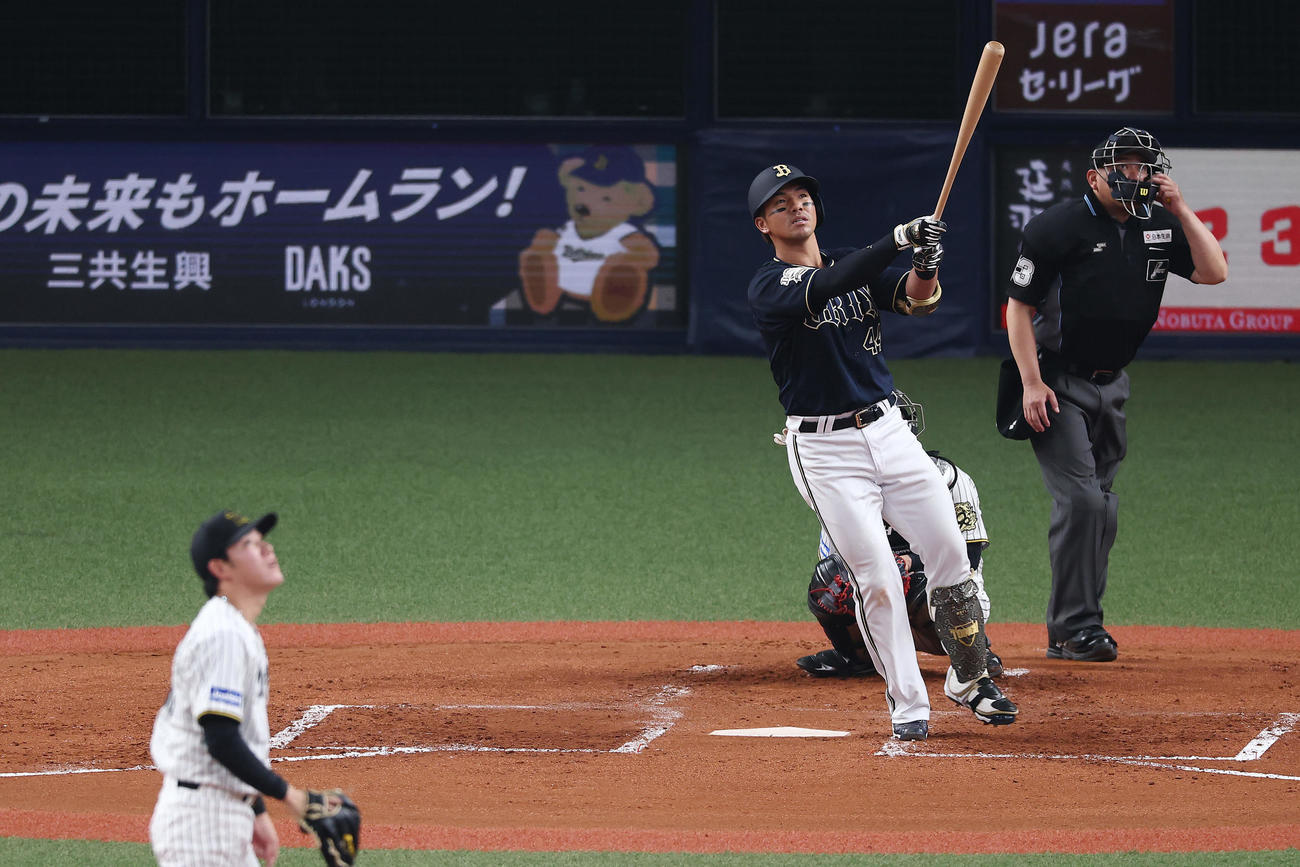阪神対オリックス　4回表オリックス1死、左越え本塁打を放つ頓宮。投手富田（撮影・前田充）