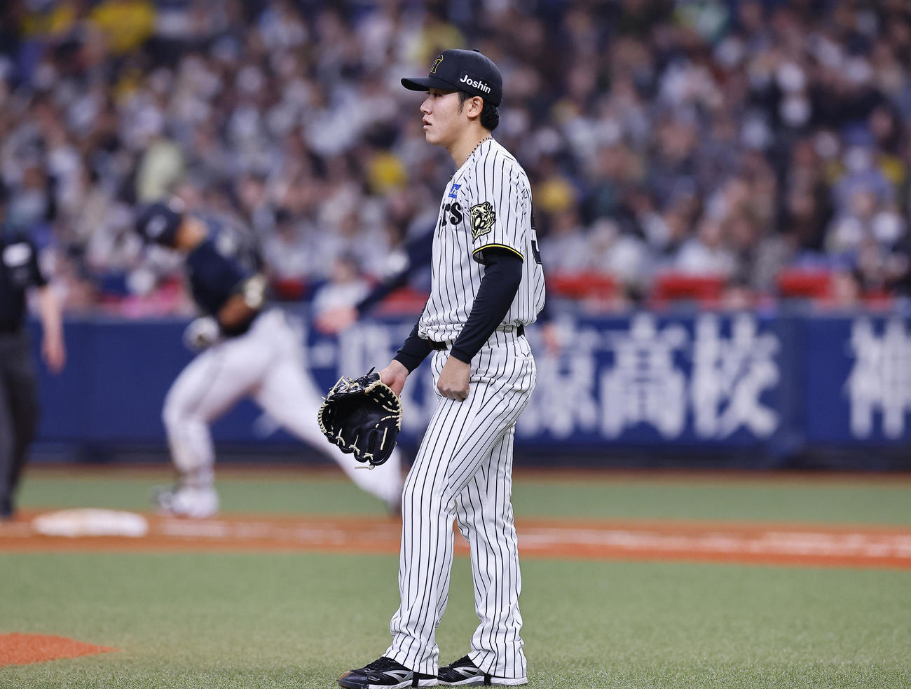 オリックス対阪神　4回表オリックス1死、頓宮（左）に左越え本塁打を浴びた富田（撮影・藤尾明華）
