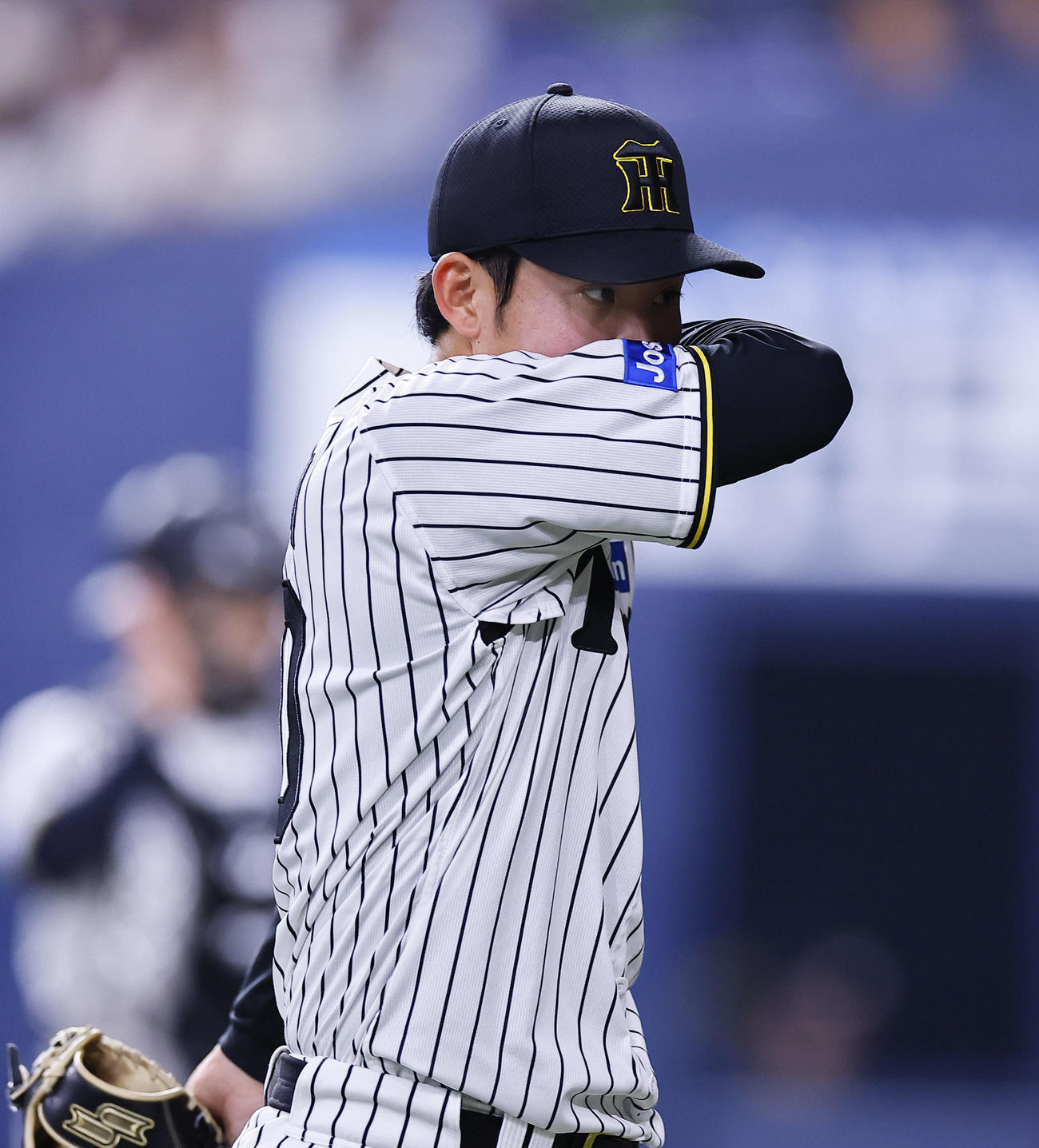 オリックス対阪神　4回を終え、ベンチに戻る阪神富田（撮影・藤尾明華）