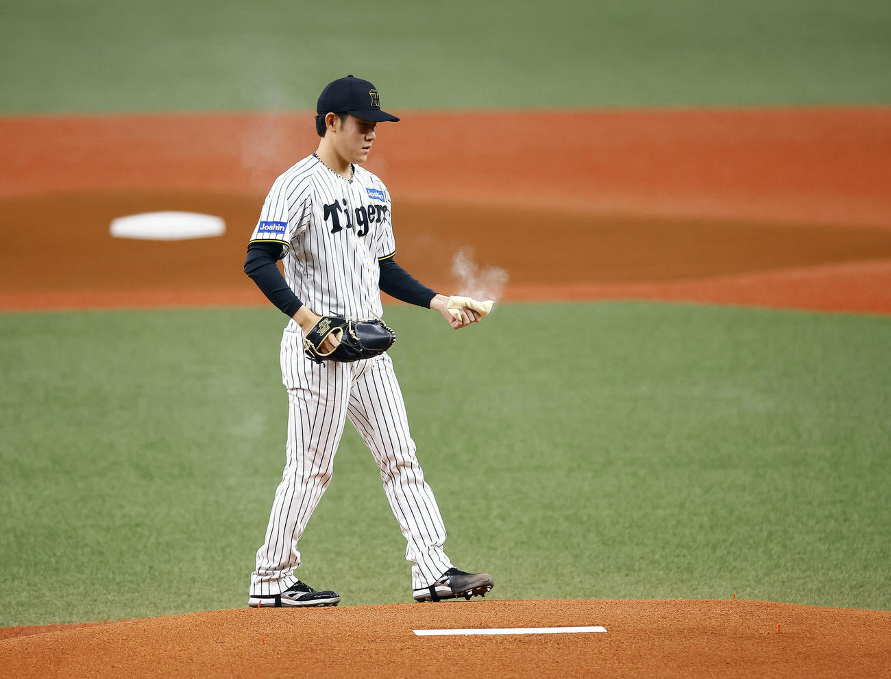オリックス対阪神　マウンドに上がる阪神先発の富田（撮影・藤尾明華）